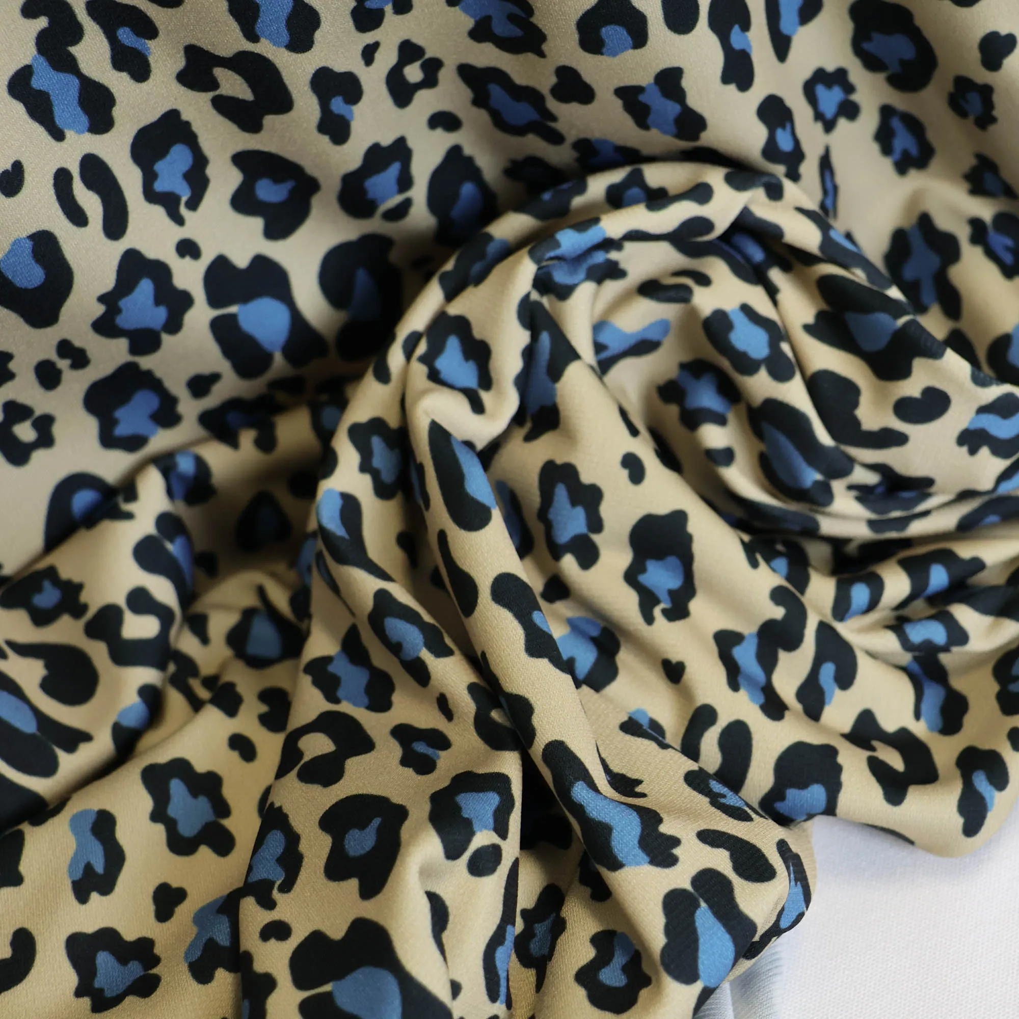 Tricot beige met blauwe luipaardprint
