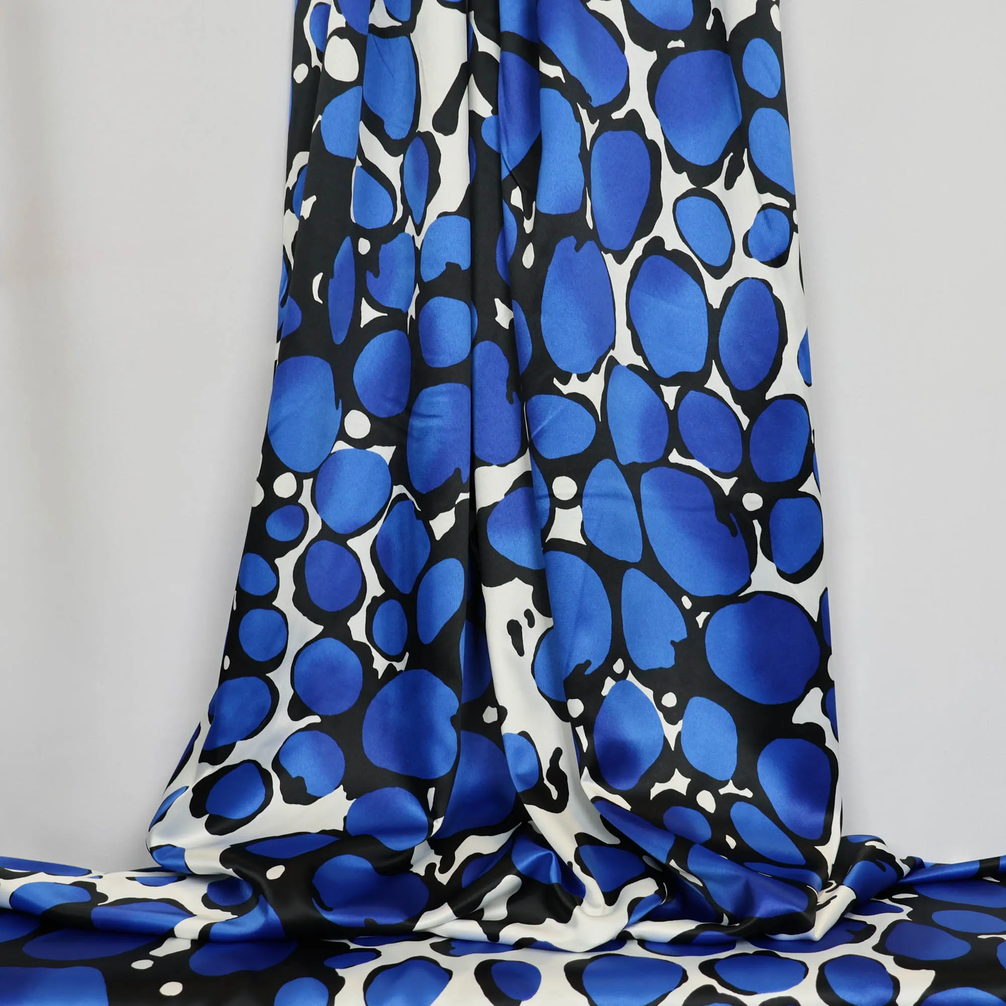 Polyester satijn wit met abstractie blauwe print