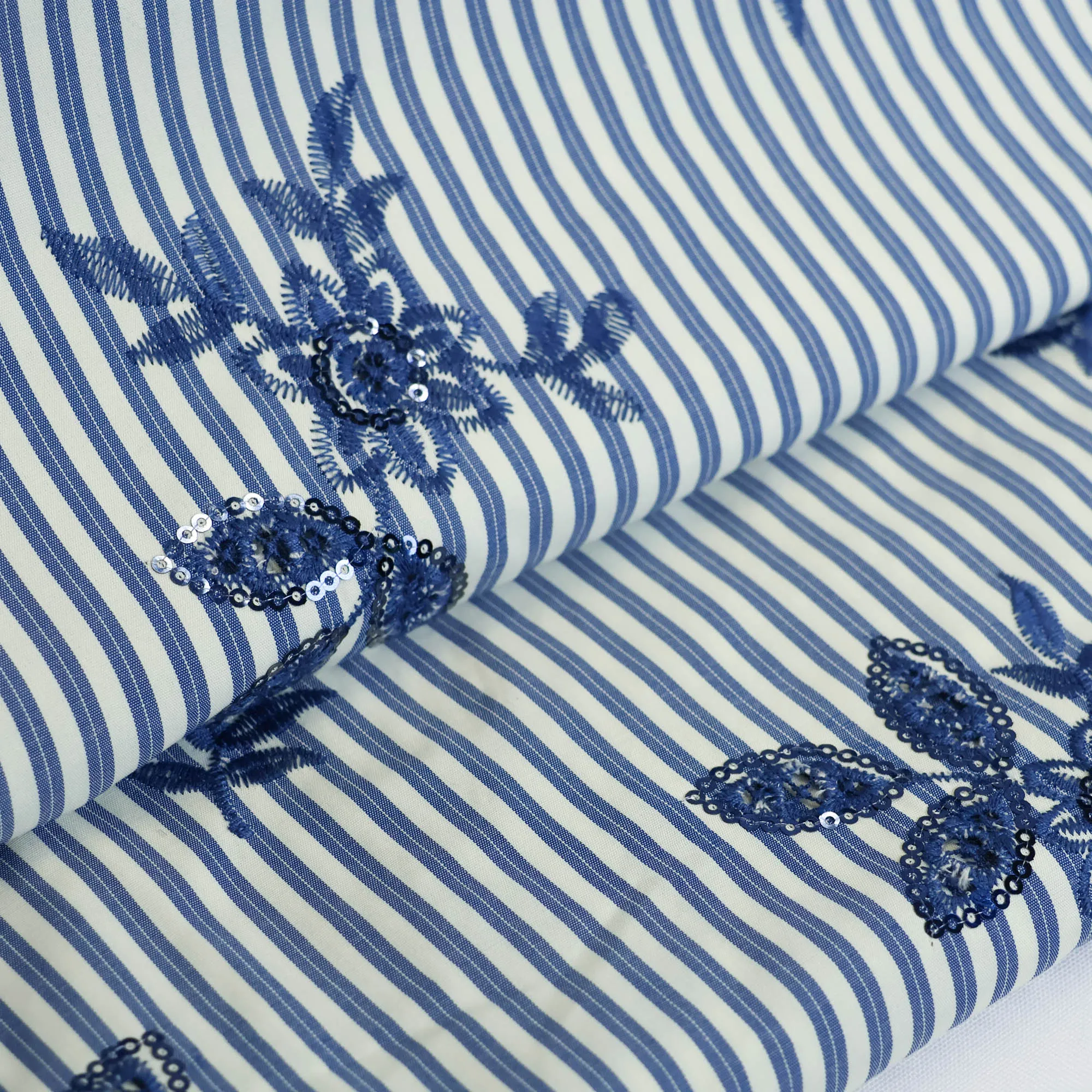 Licht viscose polyester gestreept broderie met pailletten bloemen