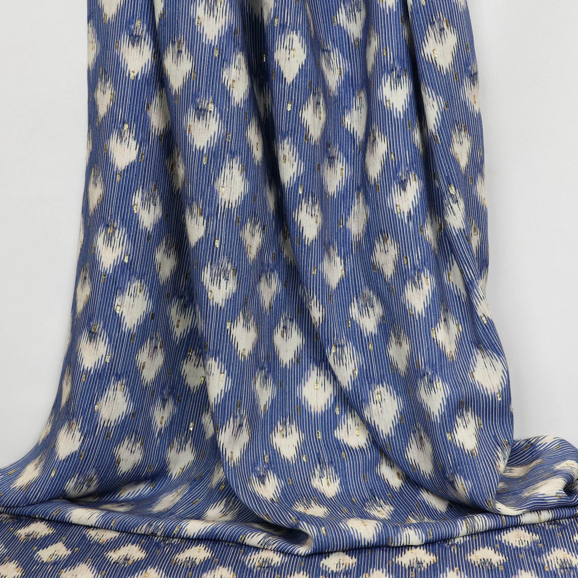Viscose met blauwe print en gouden stipjes