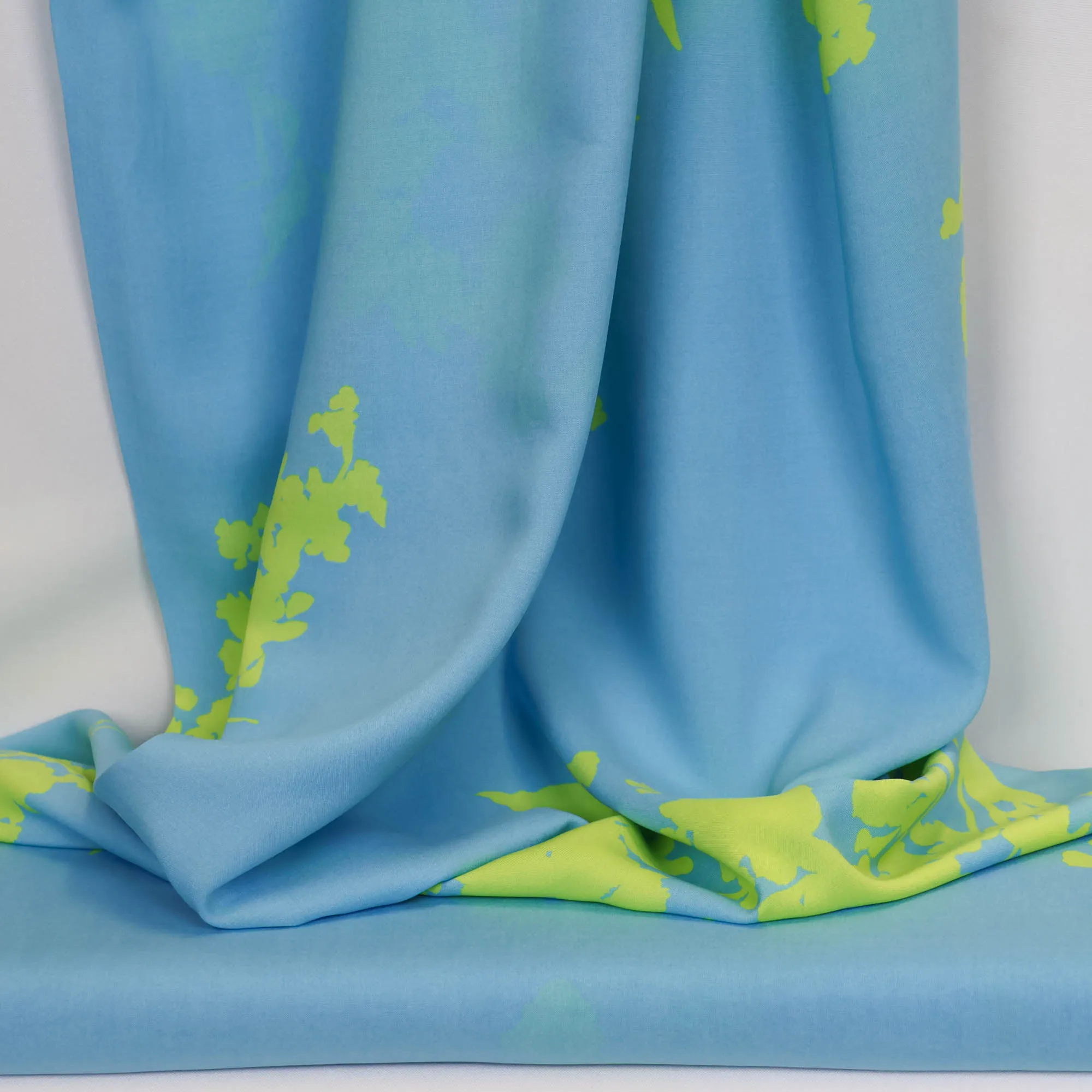 Viscose blauw met geelgroene print