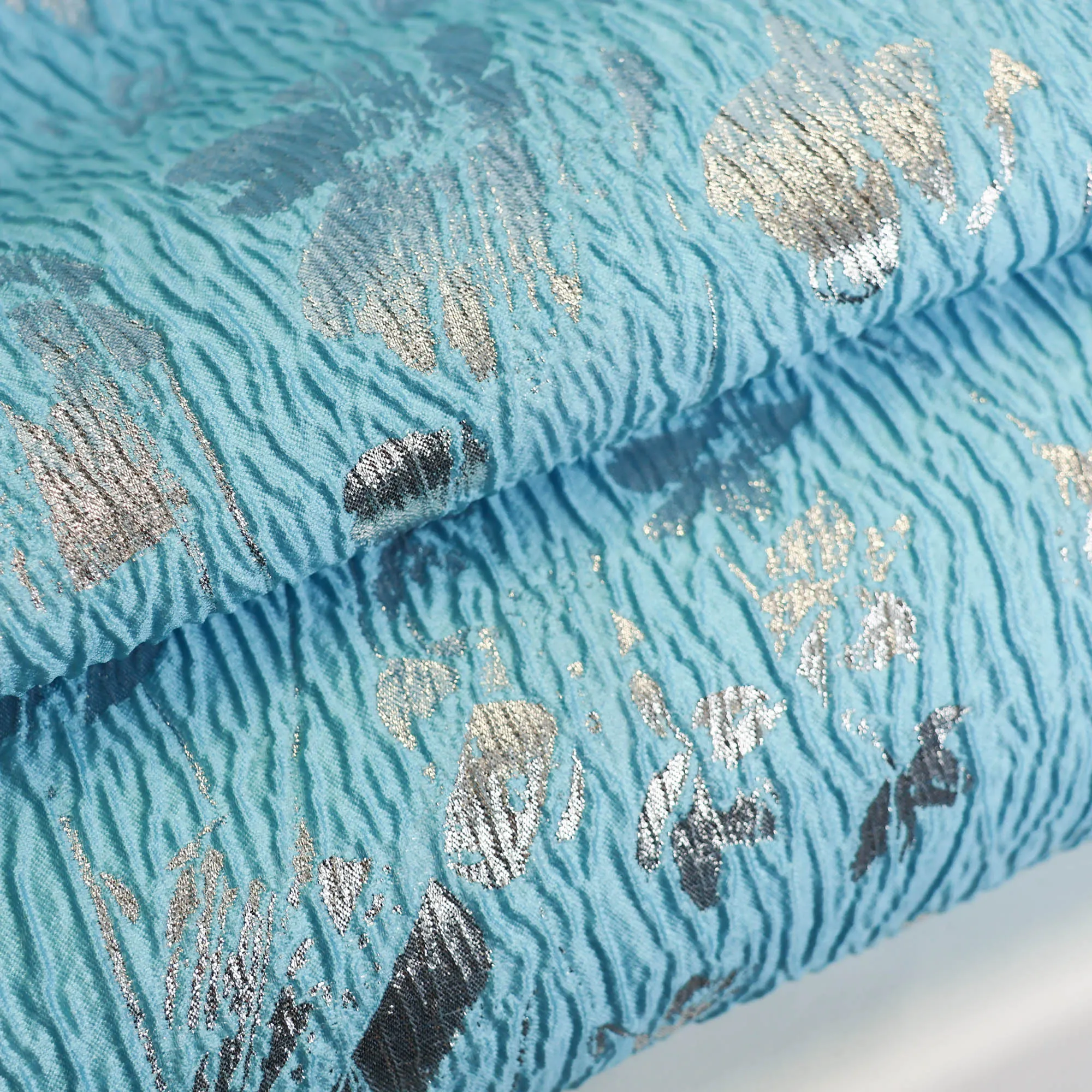 Jacquard reliëf blauw met zilveren bloemen