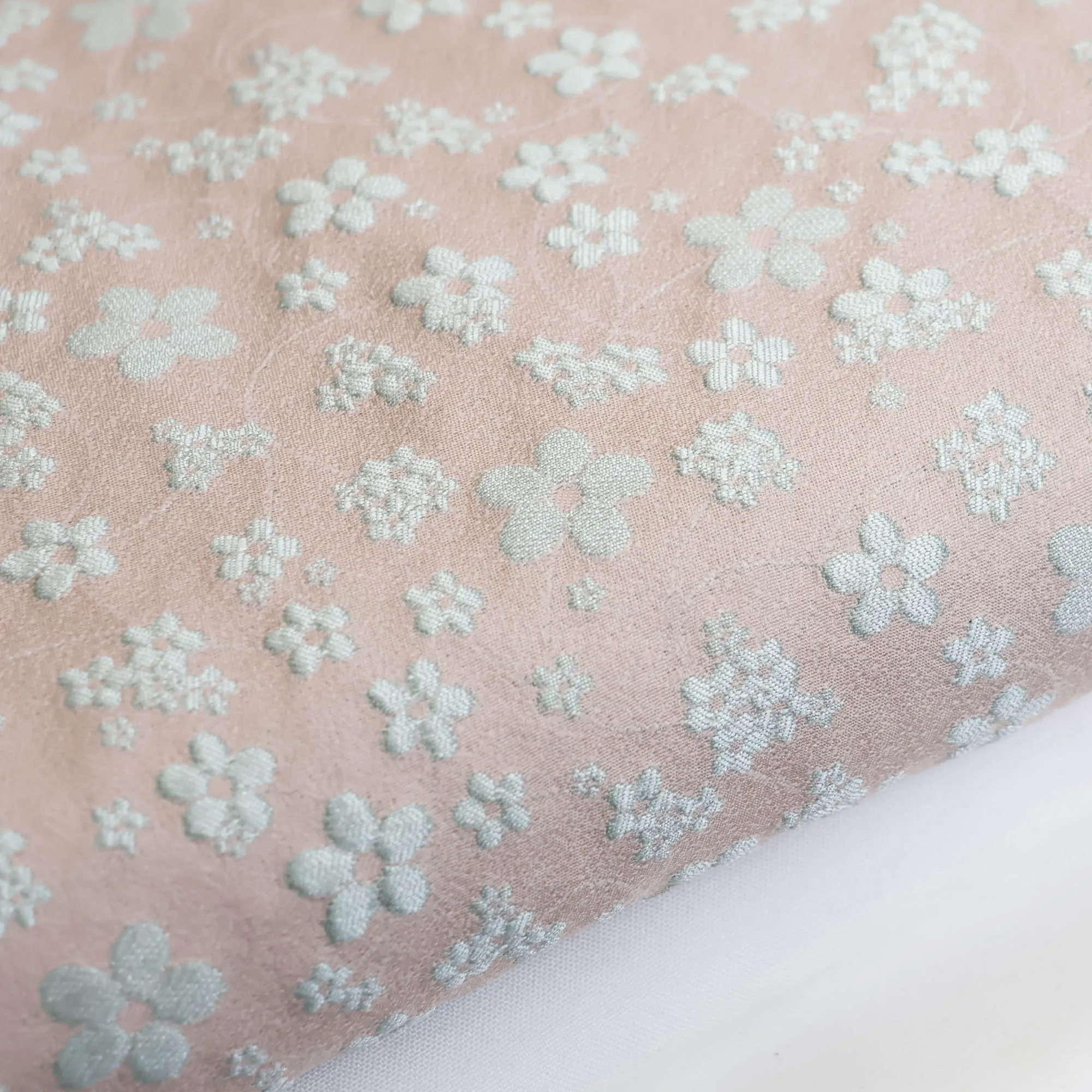 Jacquard lichtroze met bloemen