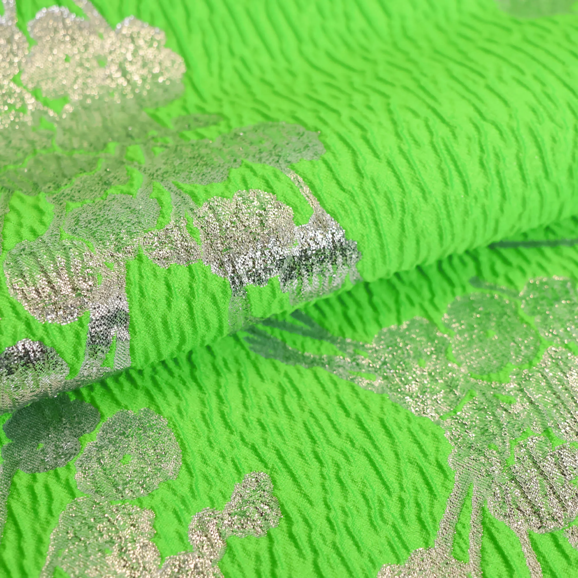 Jacquard reliëf groen met zilveren bloemen