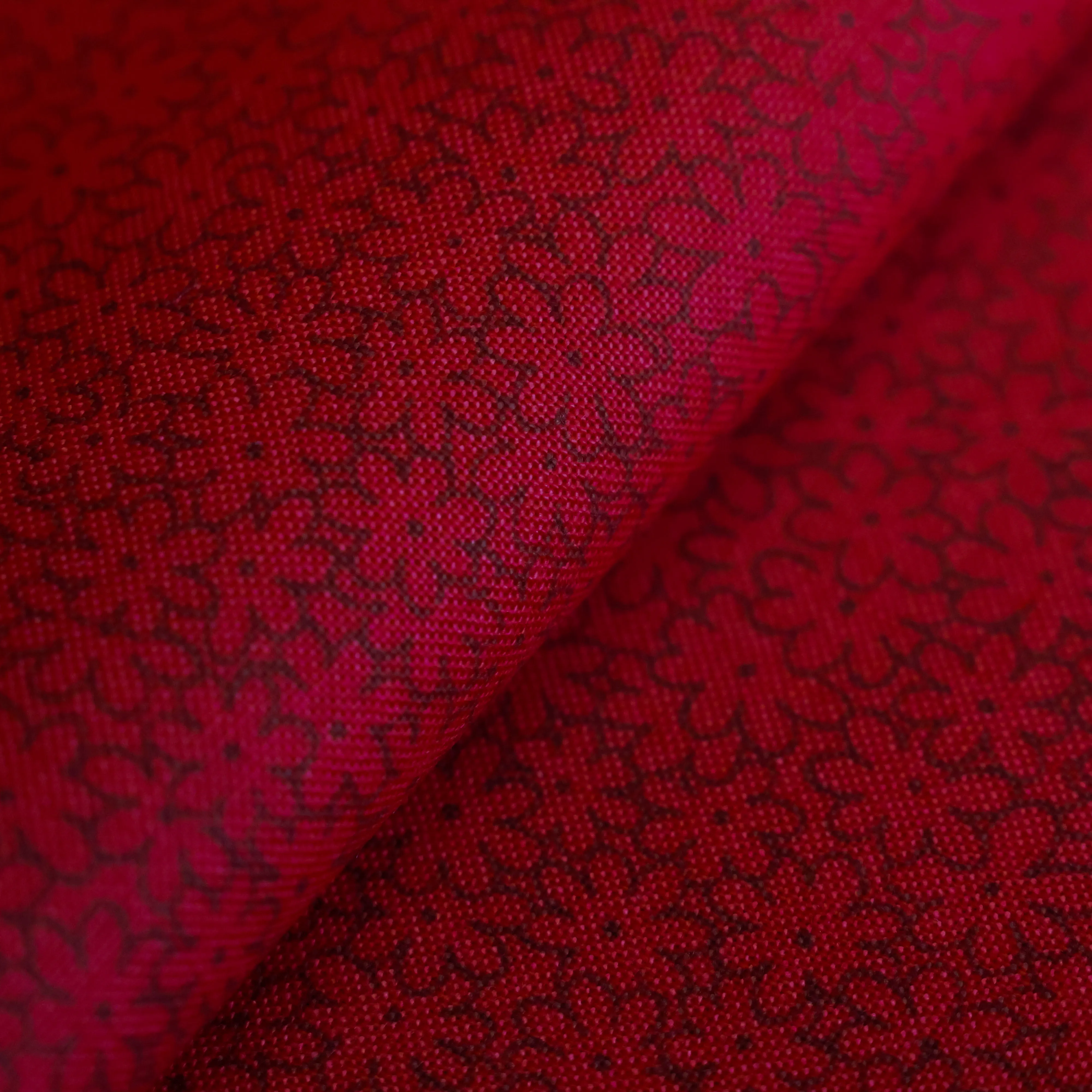 Katoen rood met bloemen