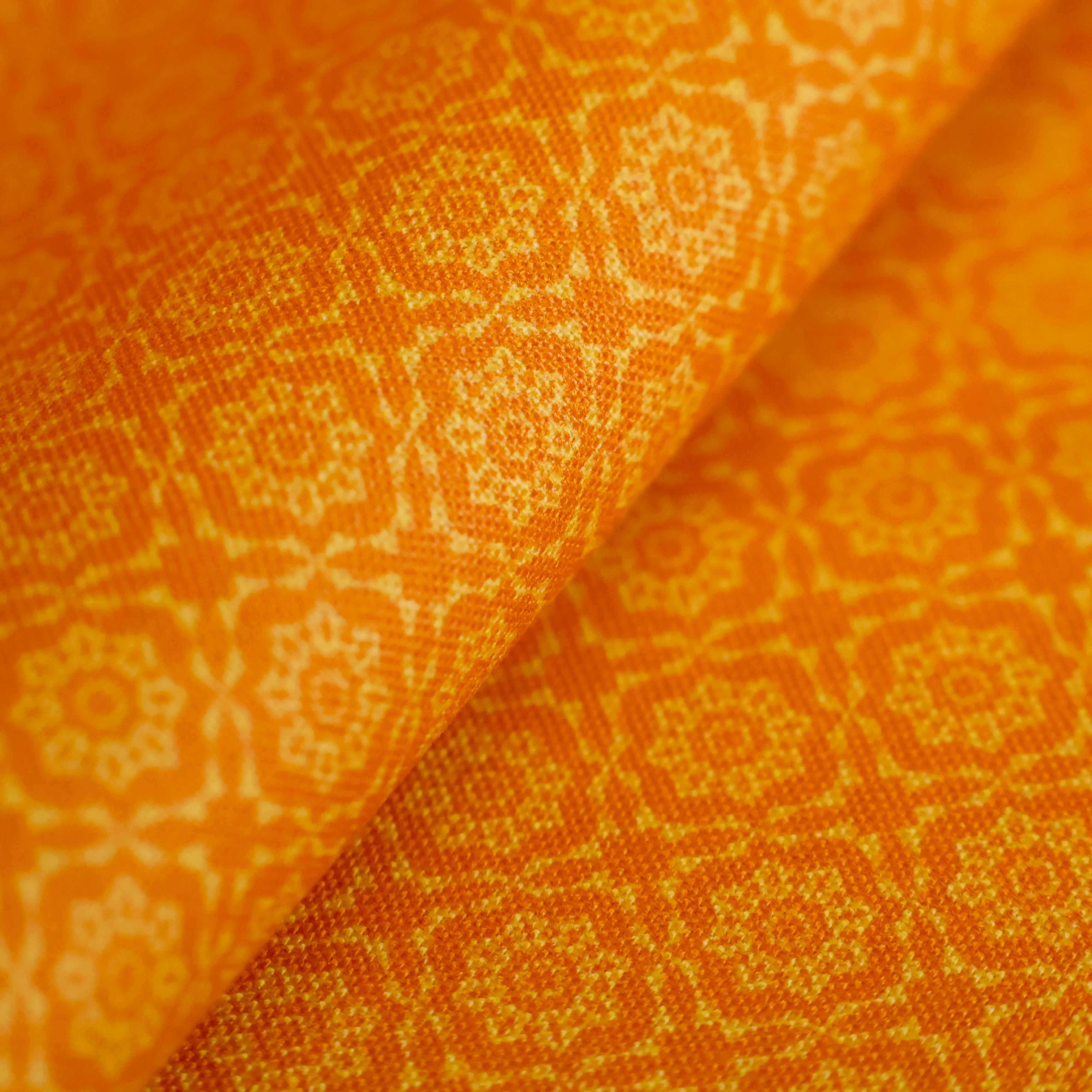 Katoen oranje met bloemen