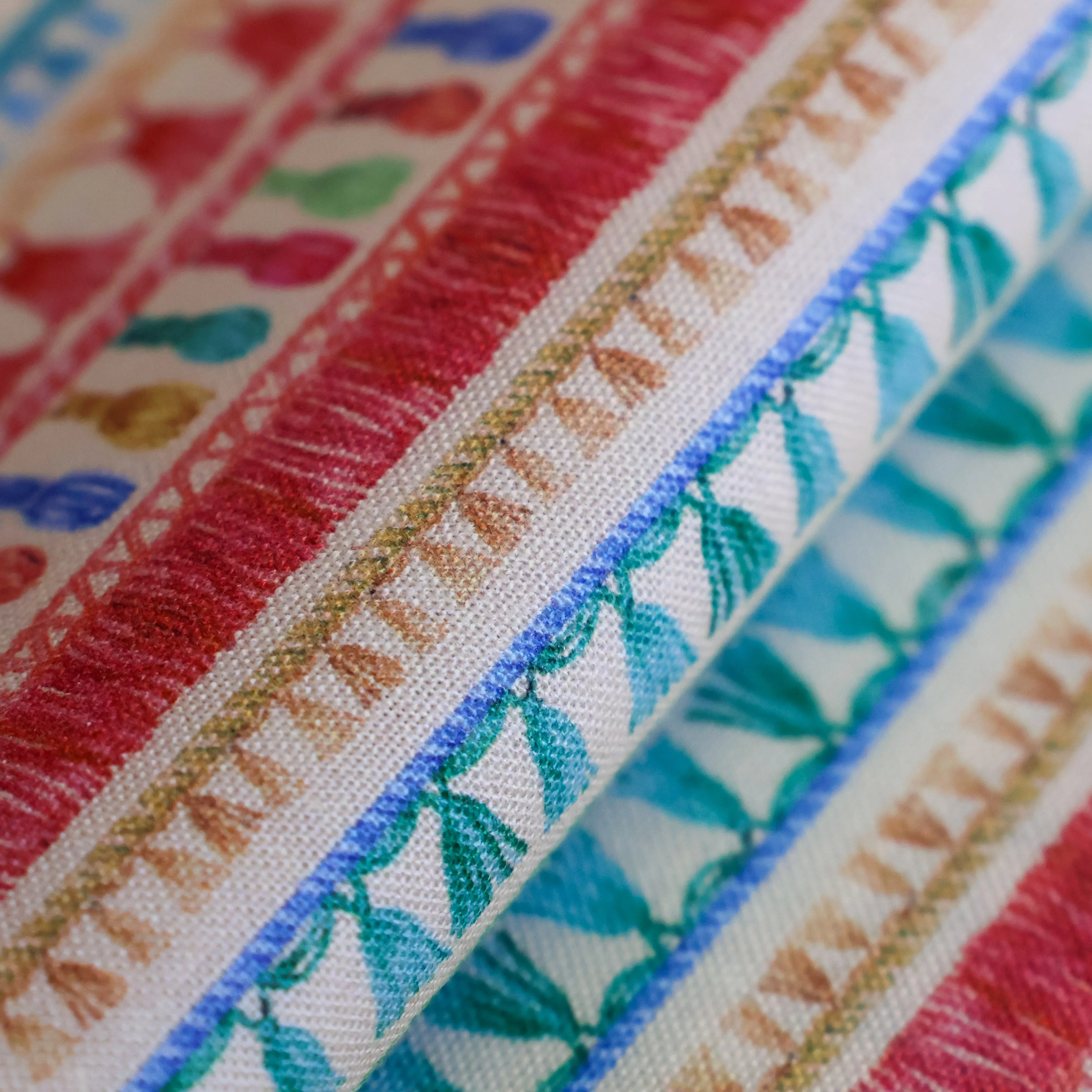 Katoen multicolor met abstract motief