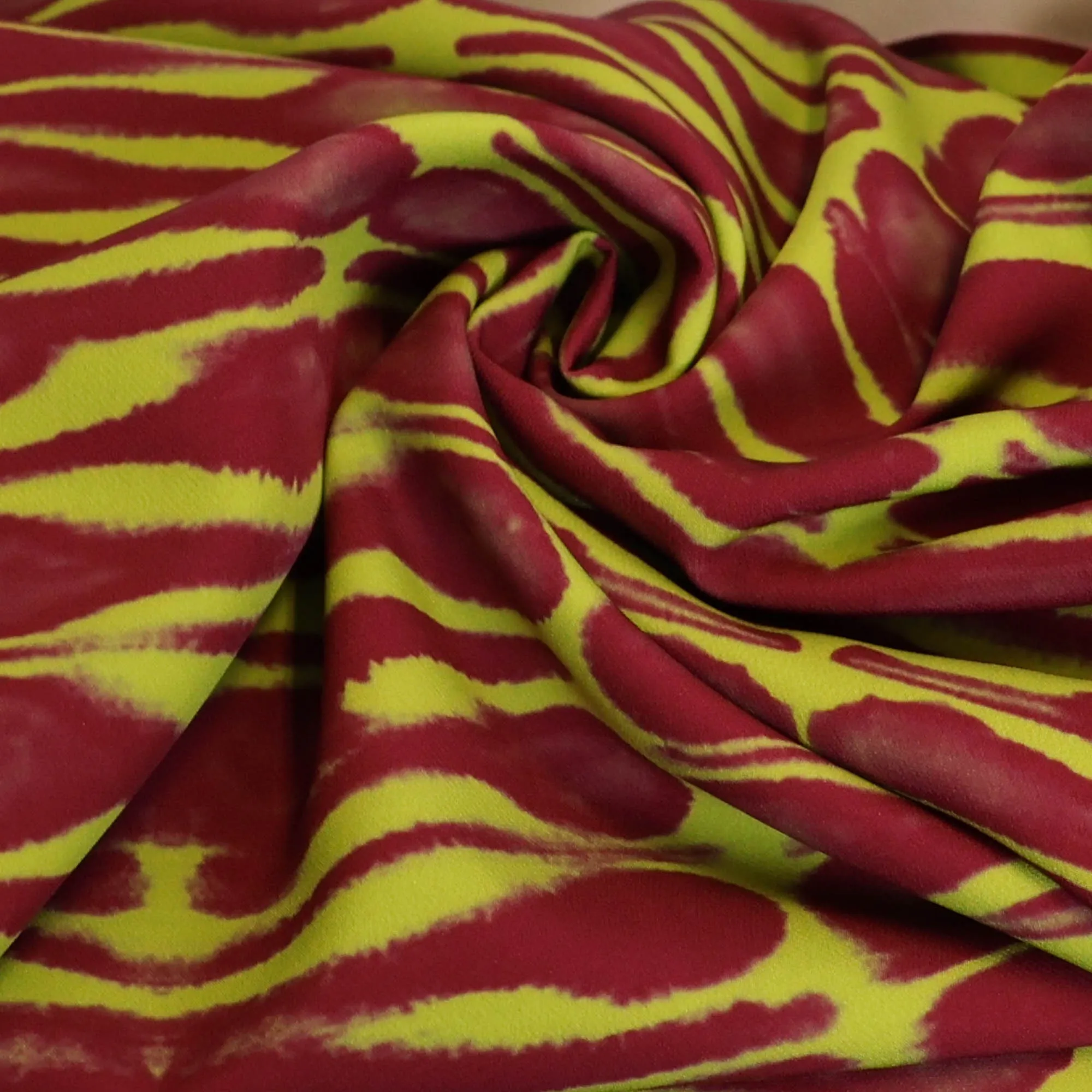 Stretch polyester groen met bordeaux- A La Ville