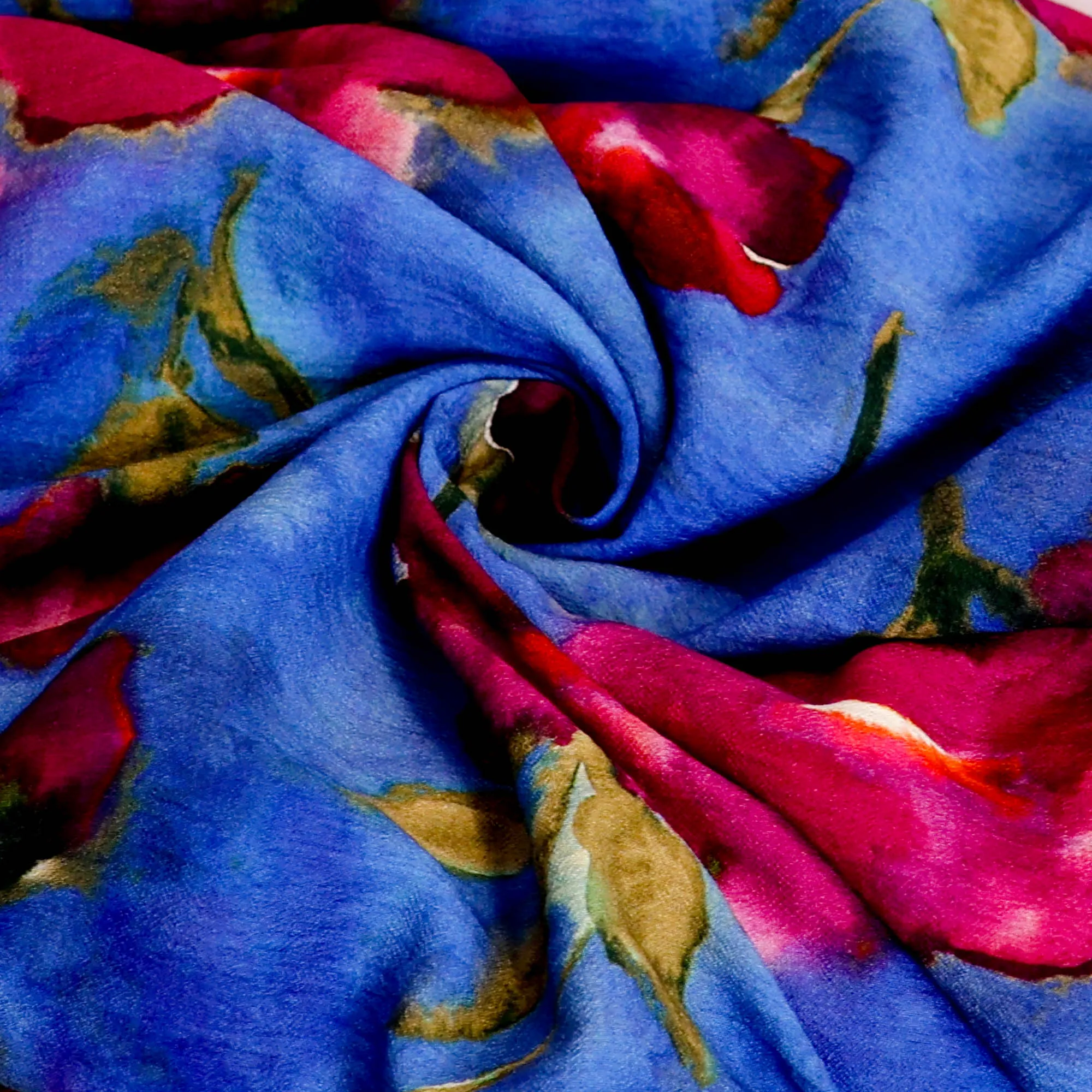 Viscosemengeling blauw met roze bloemen - Knipmode