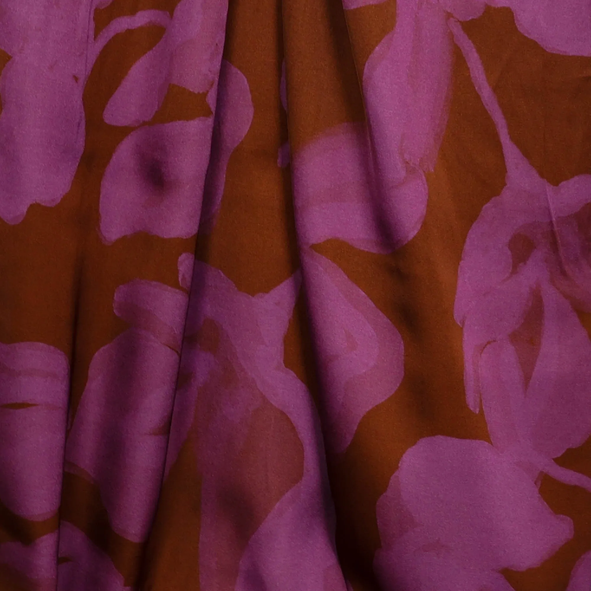 Satijn roest met fuchsia bloemen - Knipmode