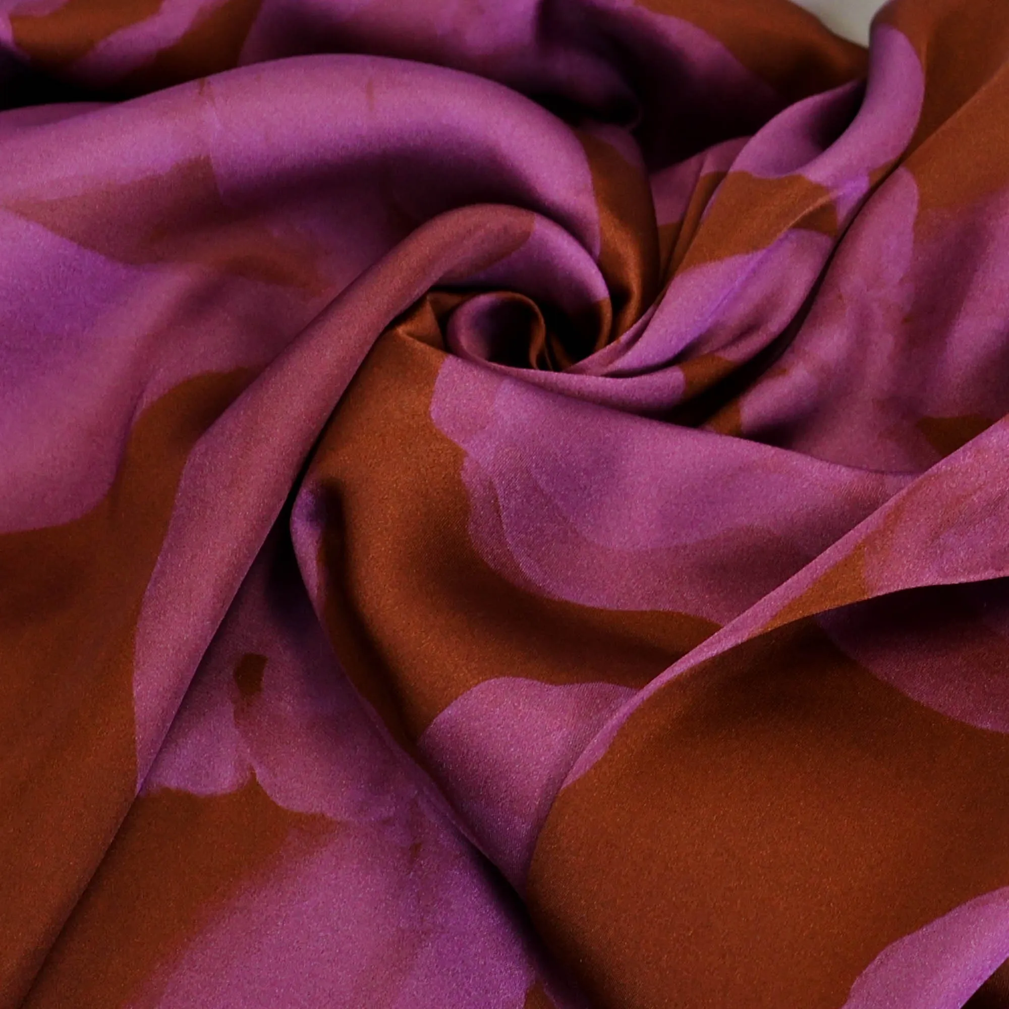 Satijn roest met fuchsia bloemen - Knipmode
