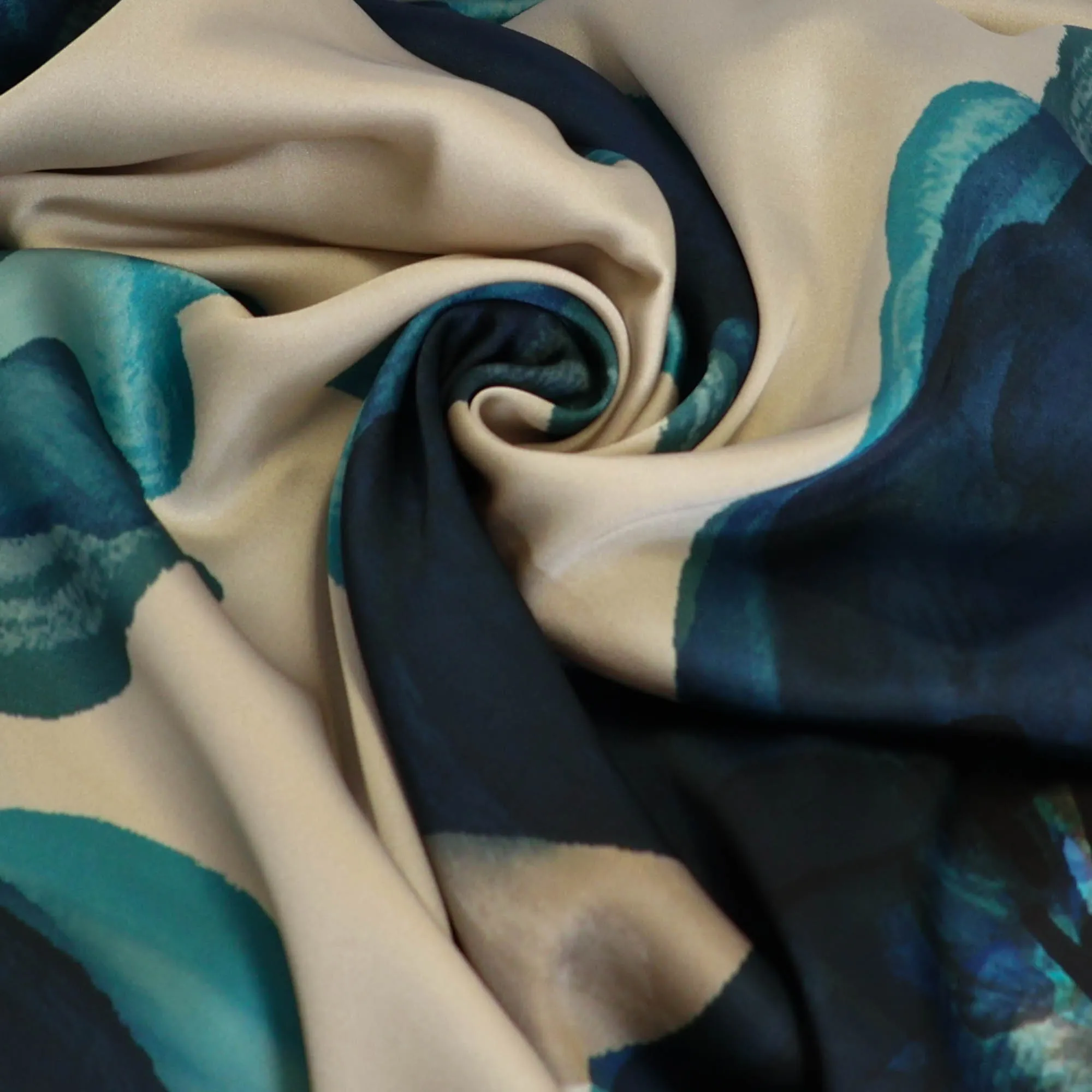Satijn ecru met blauwe bloemen - Burda