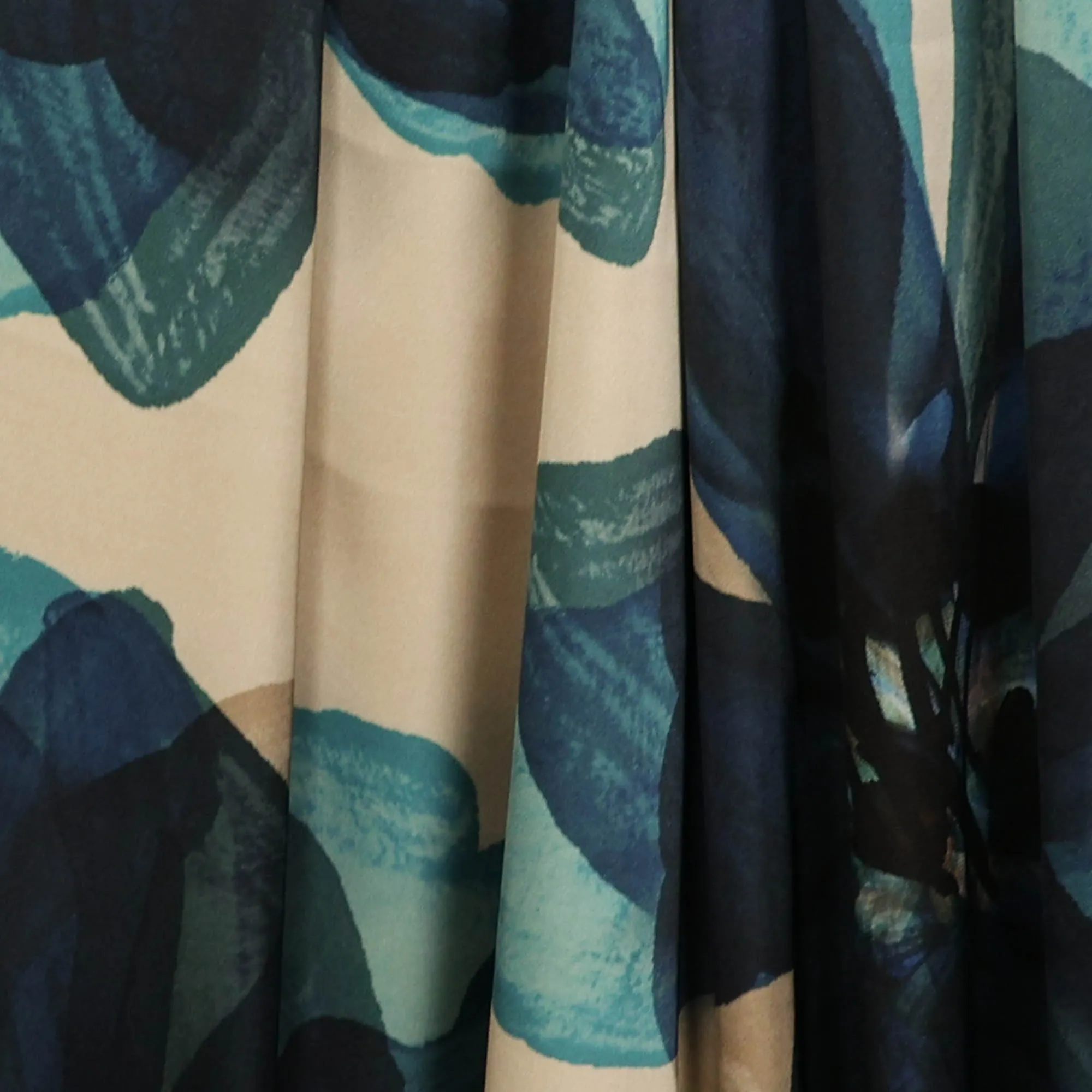 Satijn ecru met blauwe bloemen - Burda