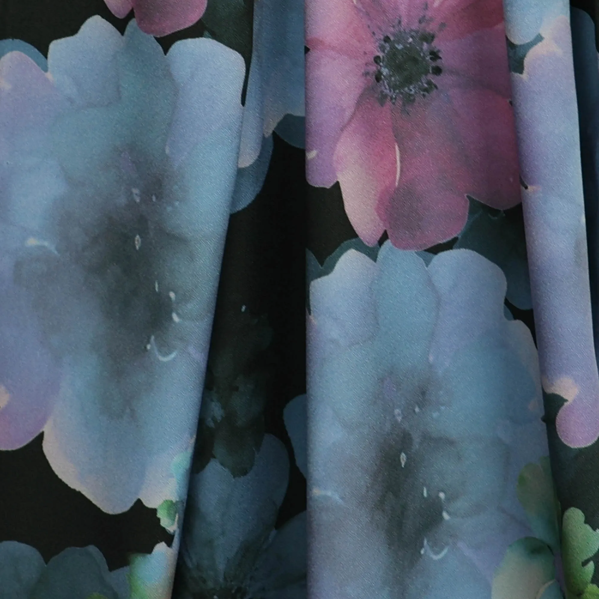 Stretch polyester zwart met bloemen - Knipmode