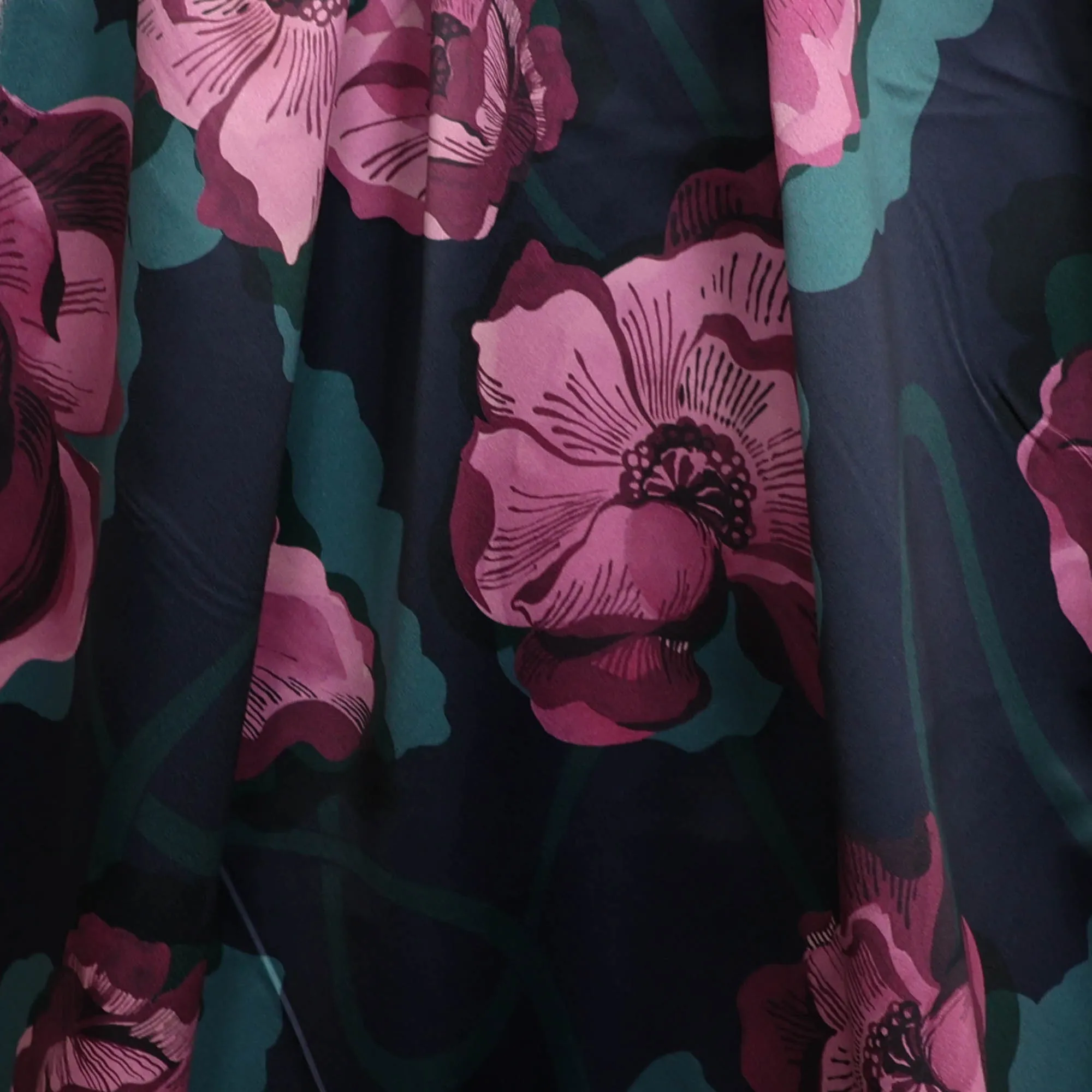 Satijn donkerblauw met roze bloemen - A La Ville