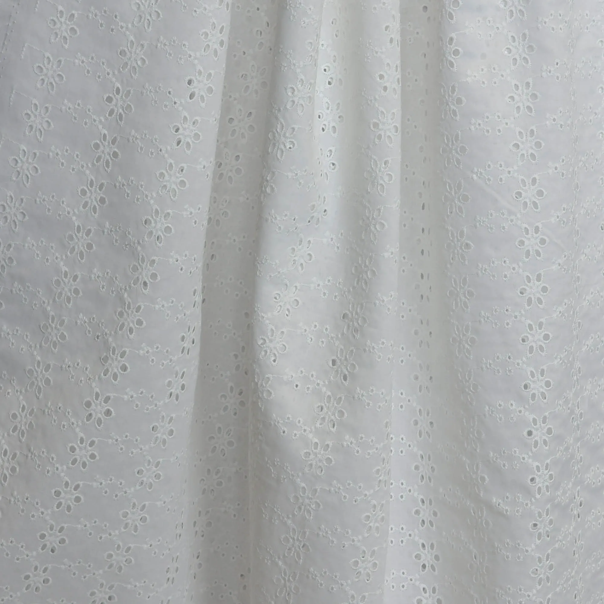 Broderie wit met bloemen