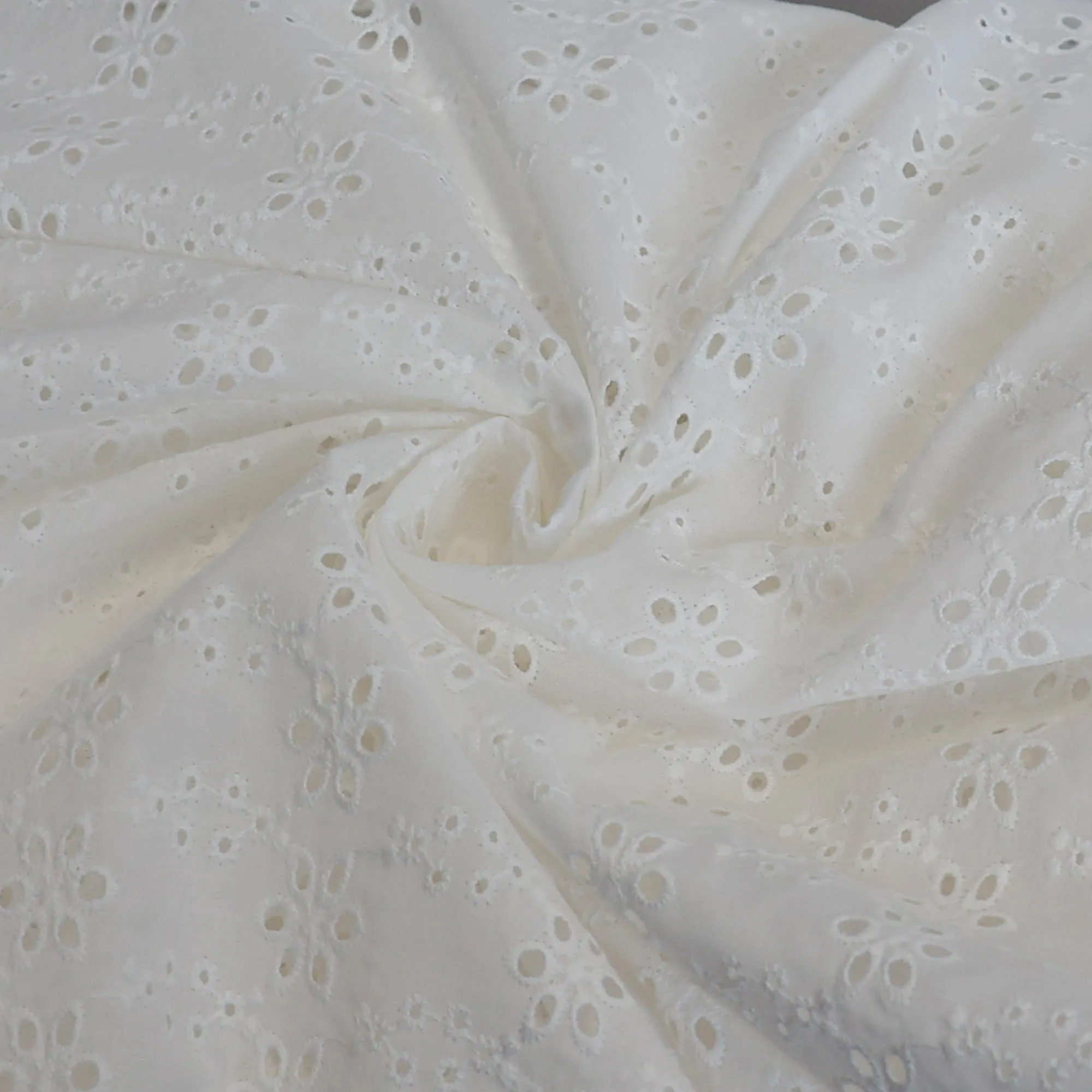 Broderie wit met bloemen