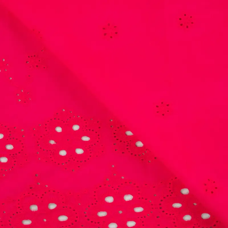 Broderie fuchsia met bloemetjes en afgewerkte boord