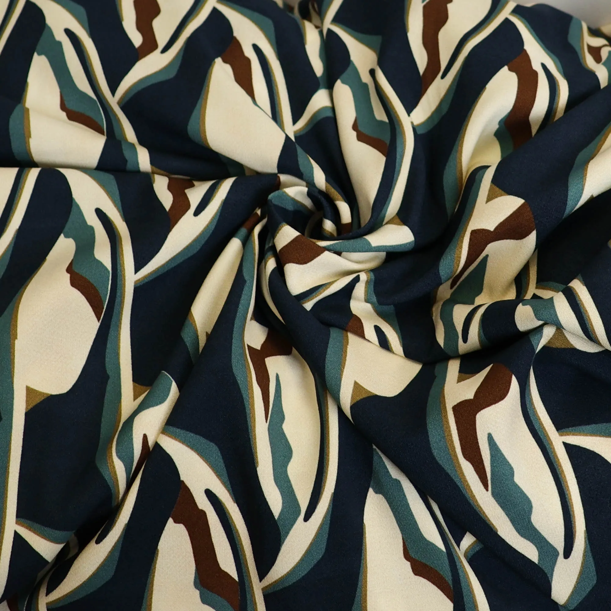 Stretch viscose donkerblauw met patroon