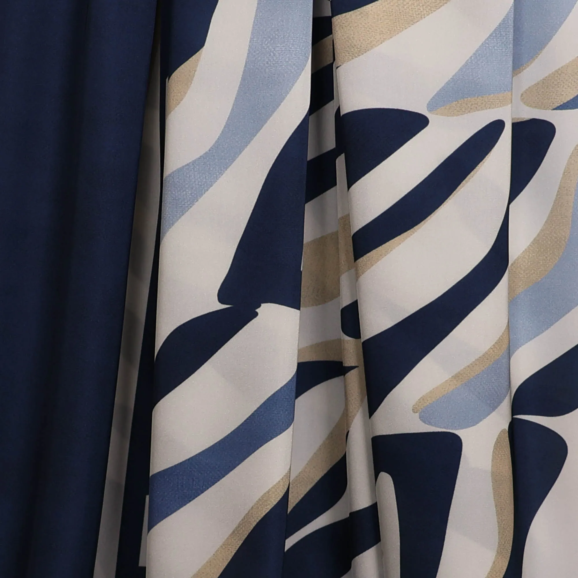 Satijn wit met patroon in blauwtinten