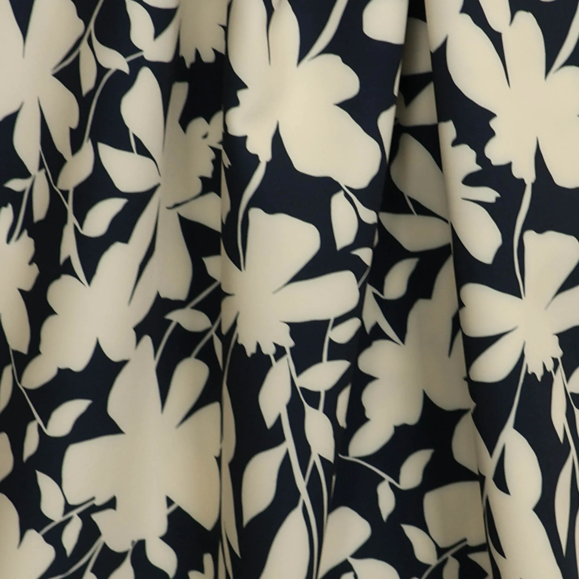 Stretch polyester donkerblauw met witte bloemen