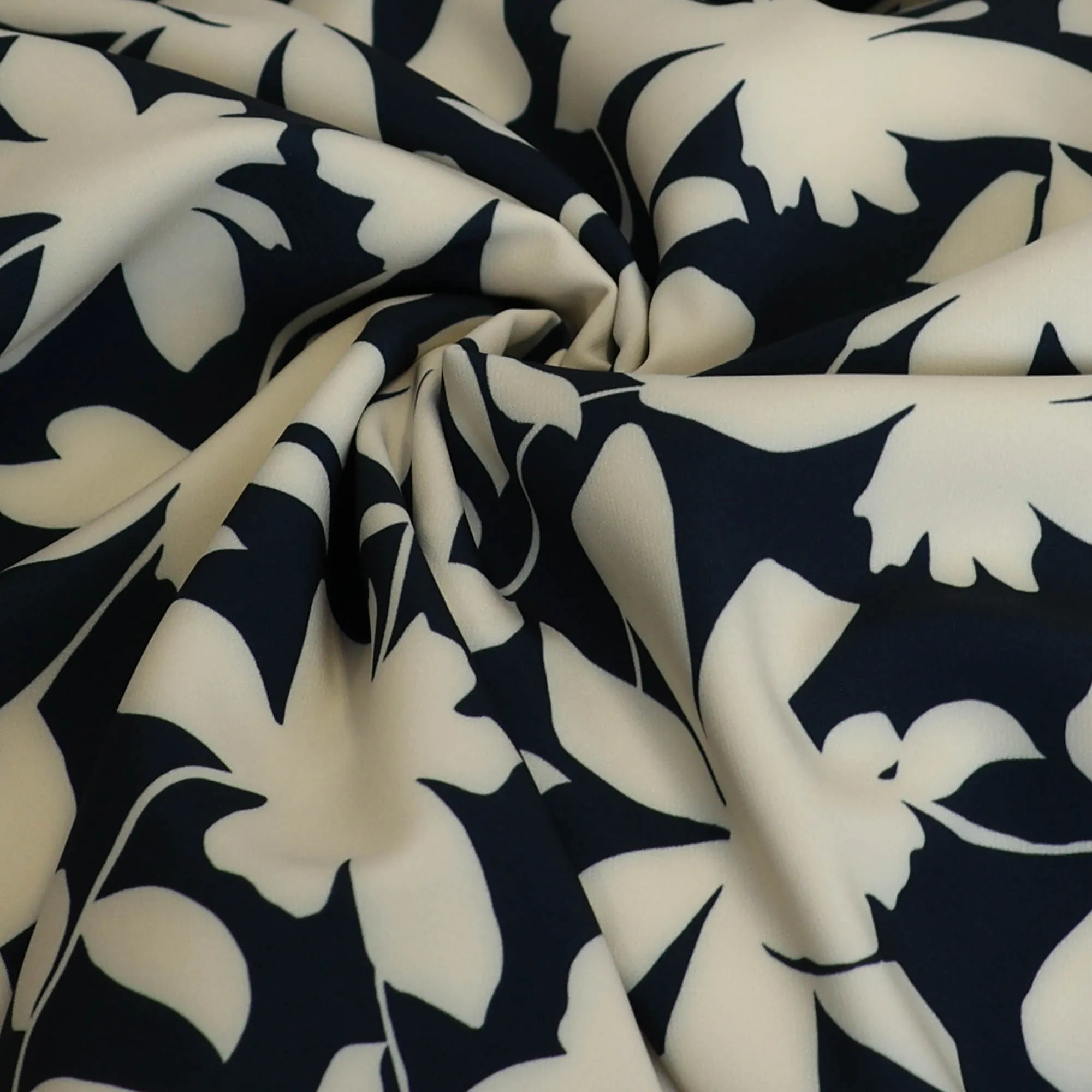 Stretch polyester donkerblauw met witte bloemen