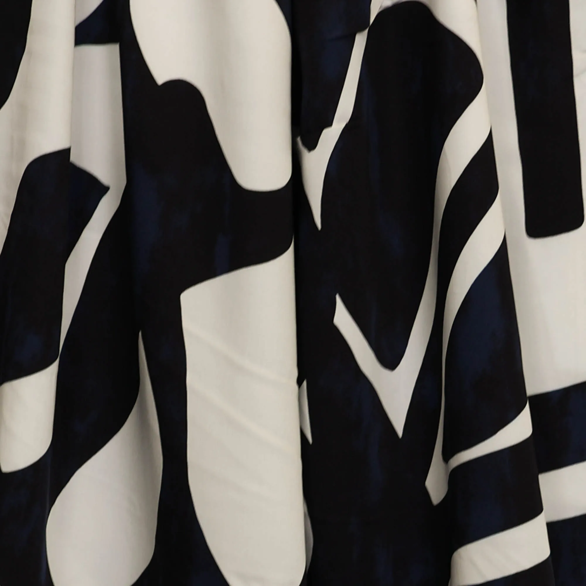 Viscose wit met donkerblauw patroon