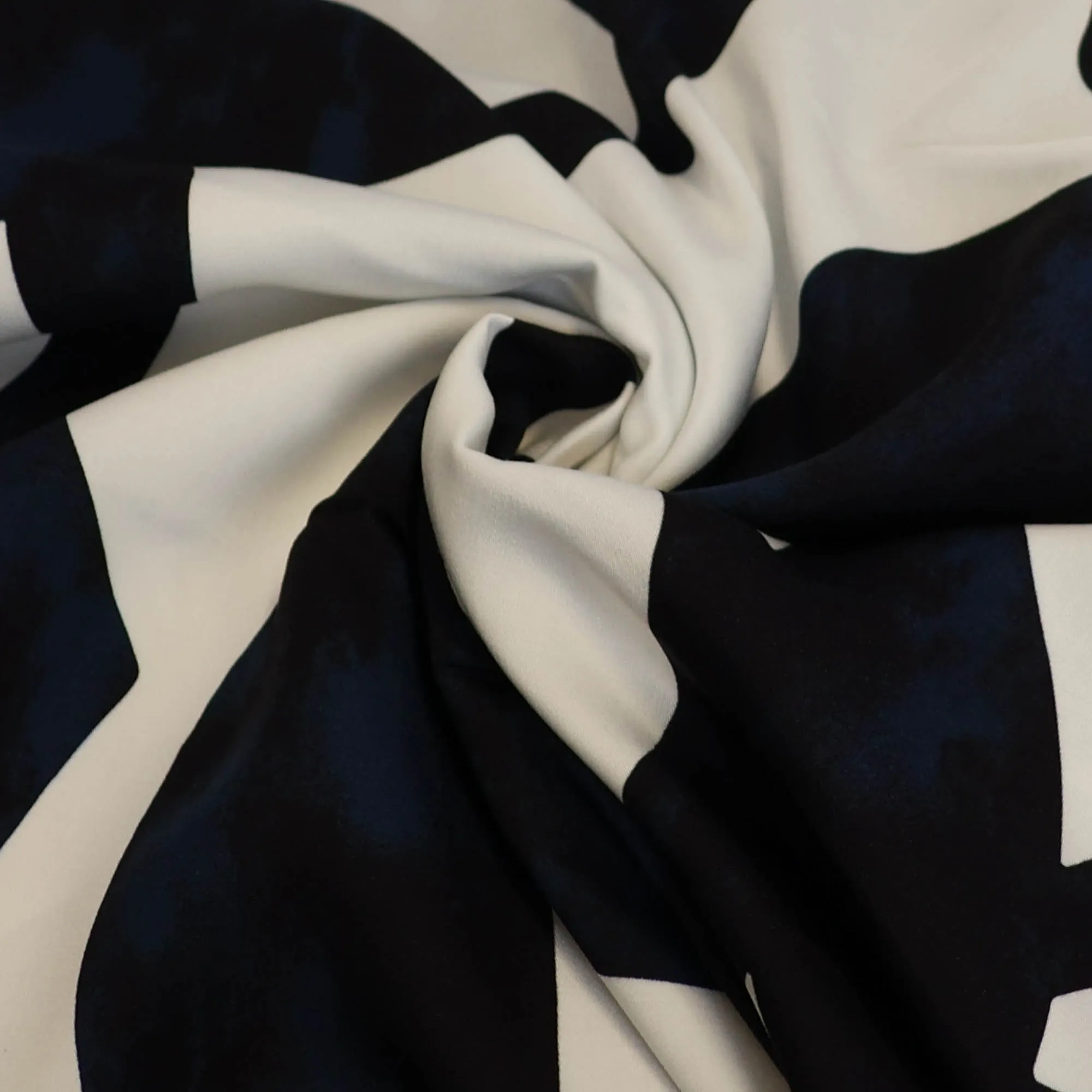Viscose wit met donkerblauw patroon