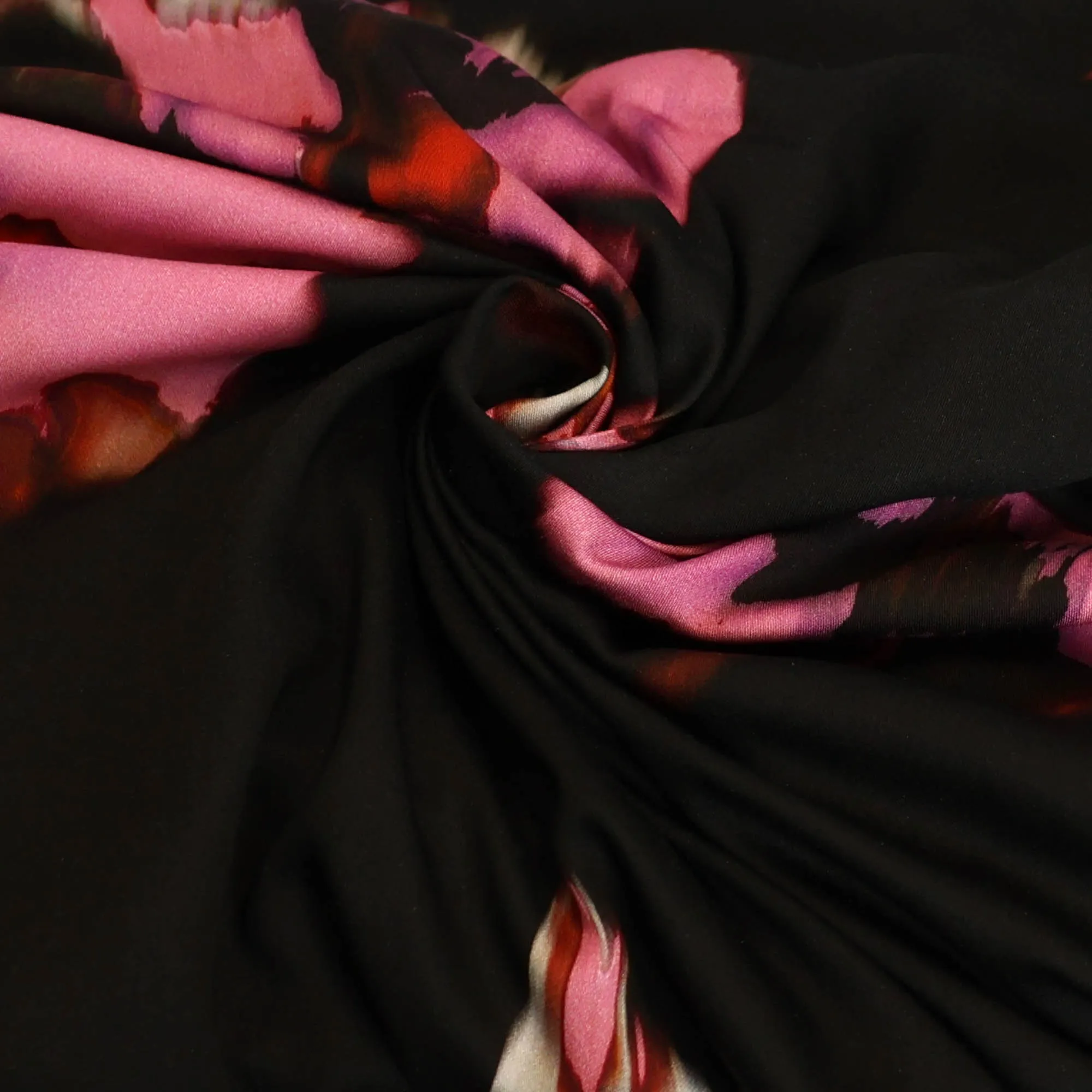 Viscose zwart met roze bloemen