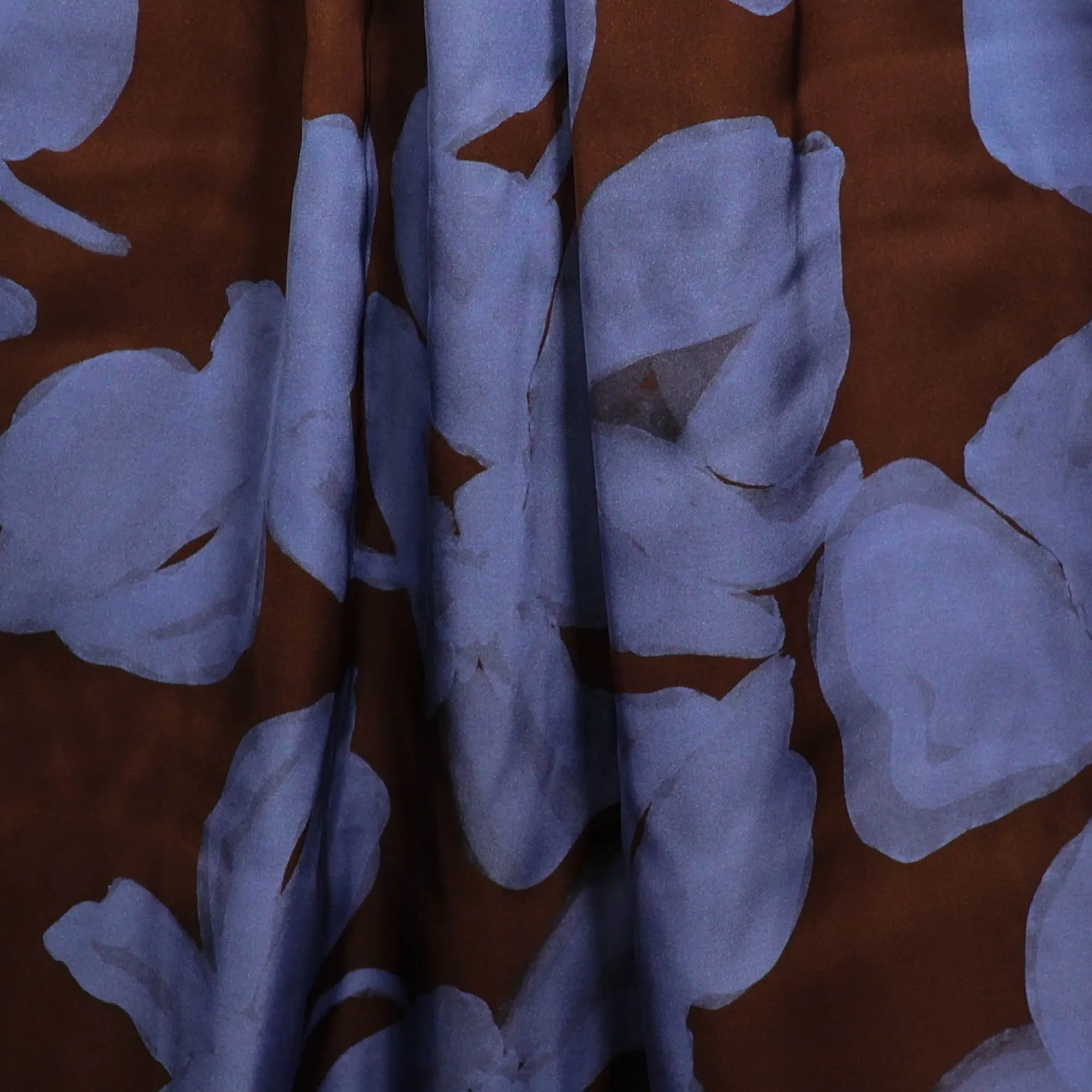 Satijn bruin met blauwe bloemen - Burda