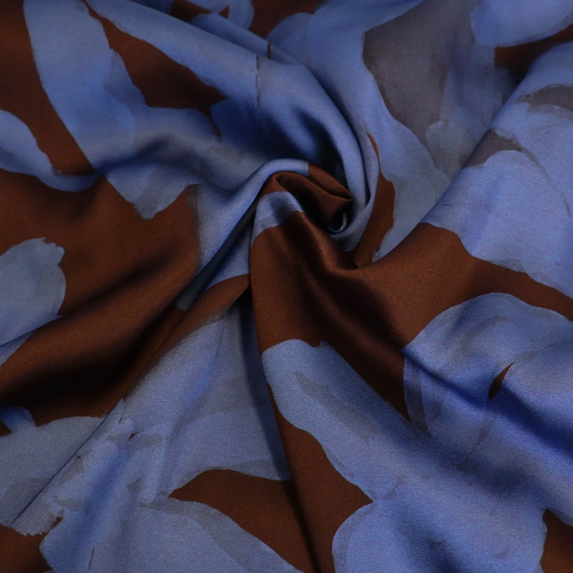 Satijn bruin met blauwe bloemen - Burda