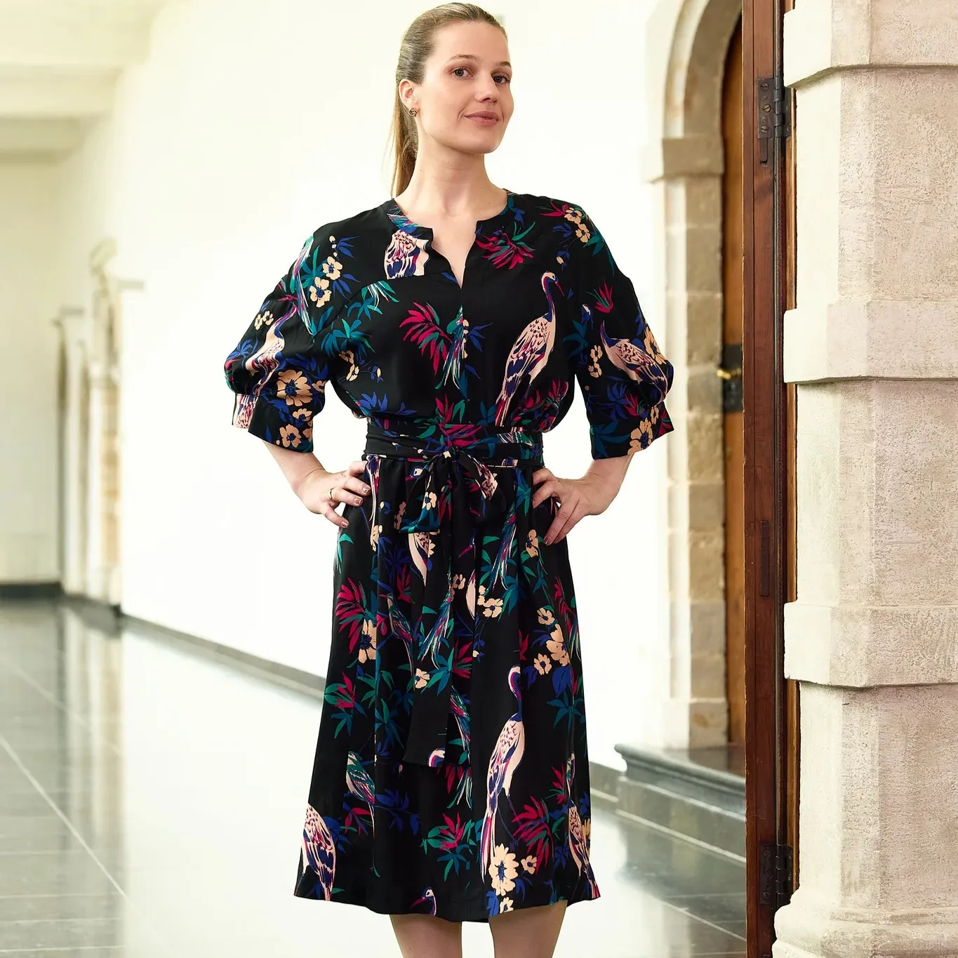 Zwarte viscose met bloemen vogels  - Atelier Jupe