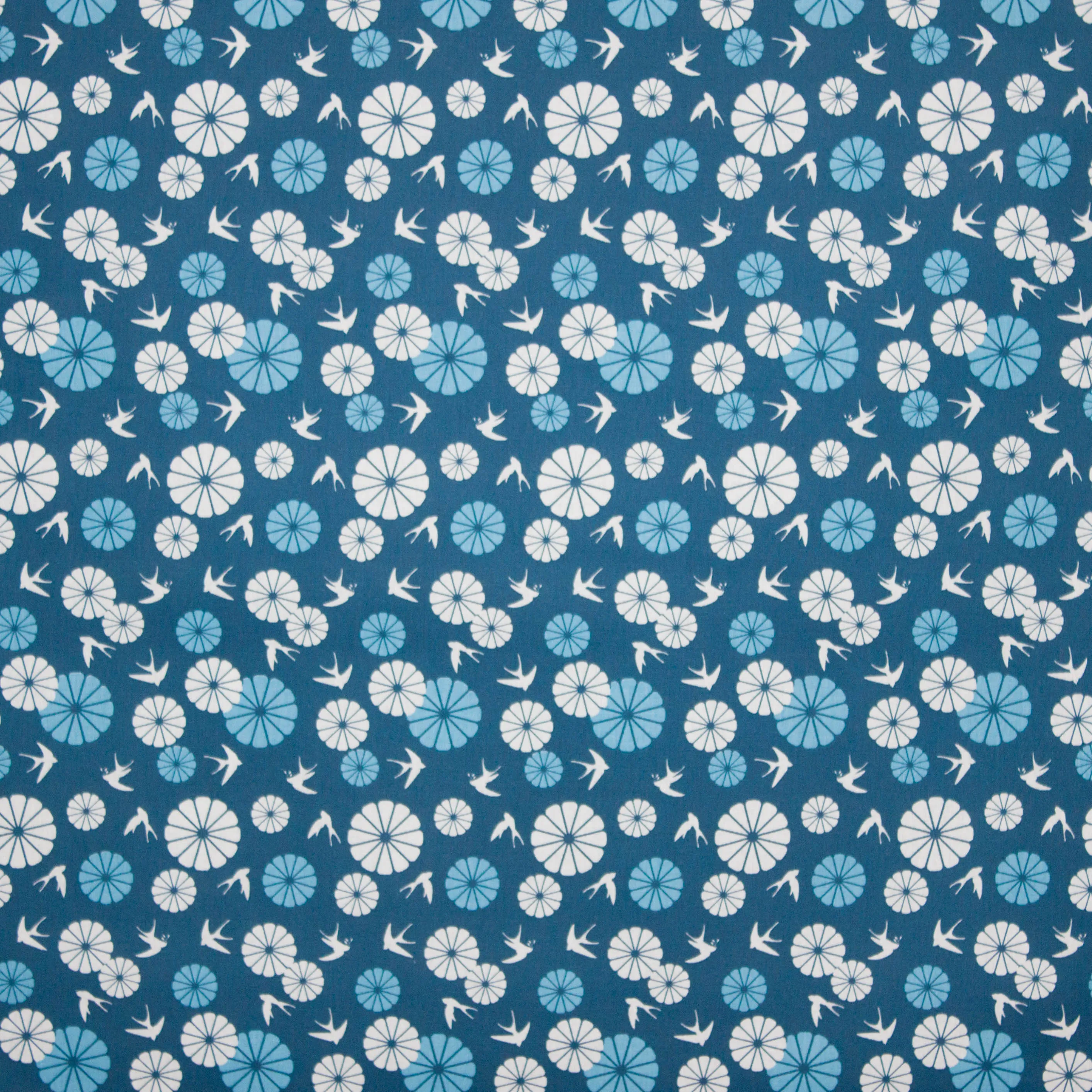 Blauwe katoen met abstract bloem en zwaluw motief