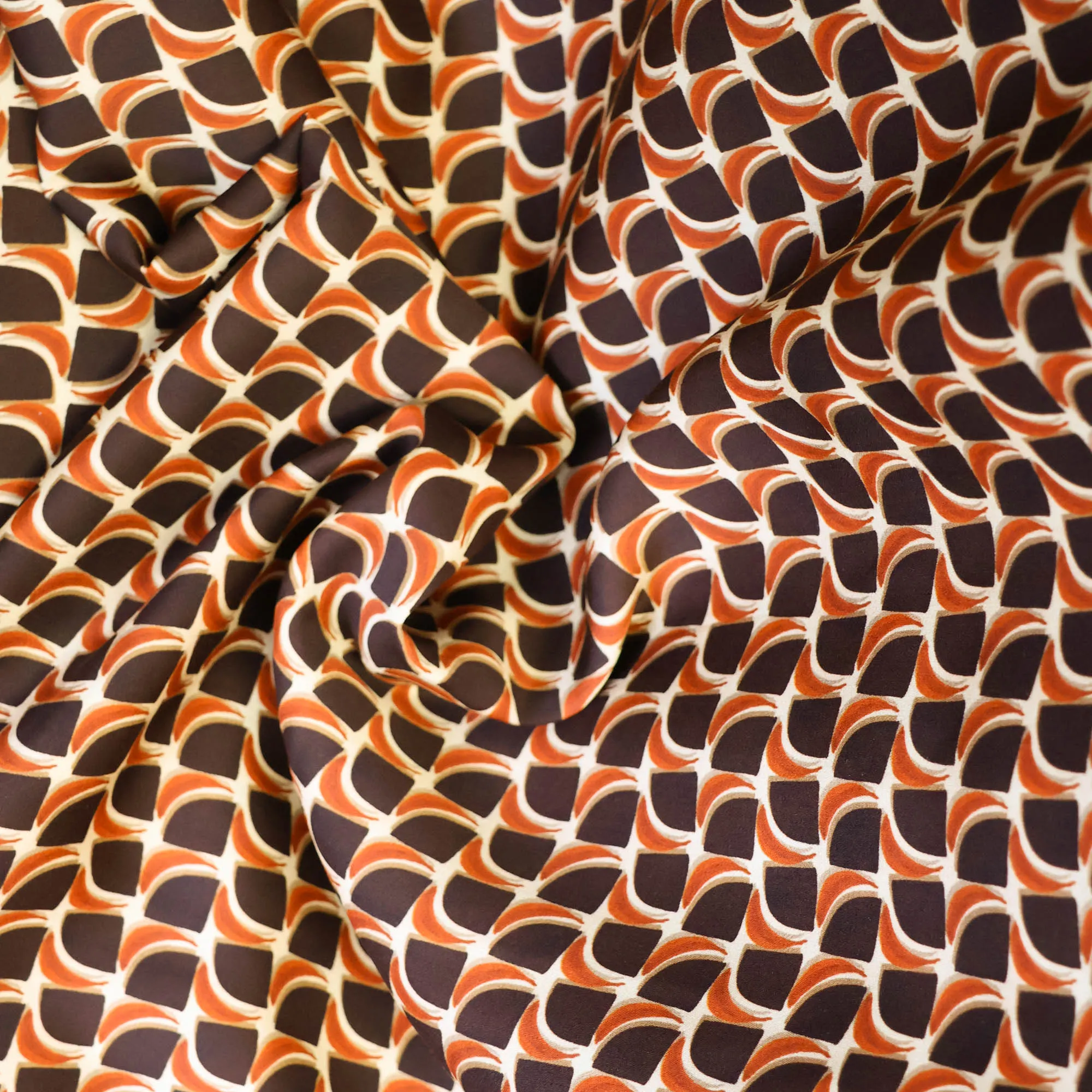 Viscose met oranje en bruin motief