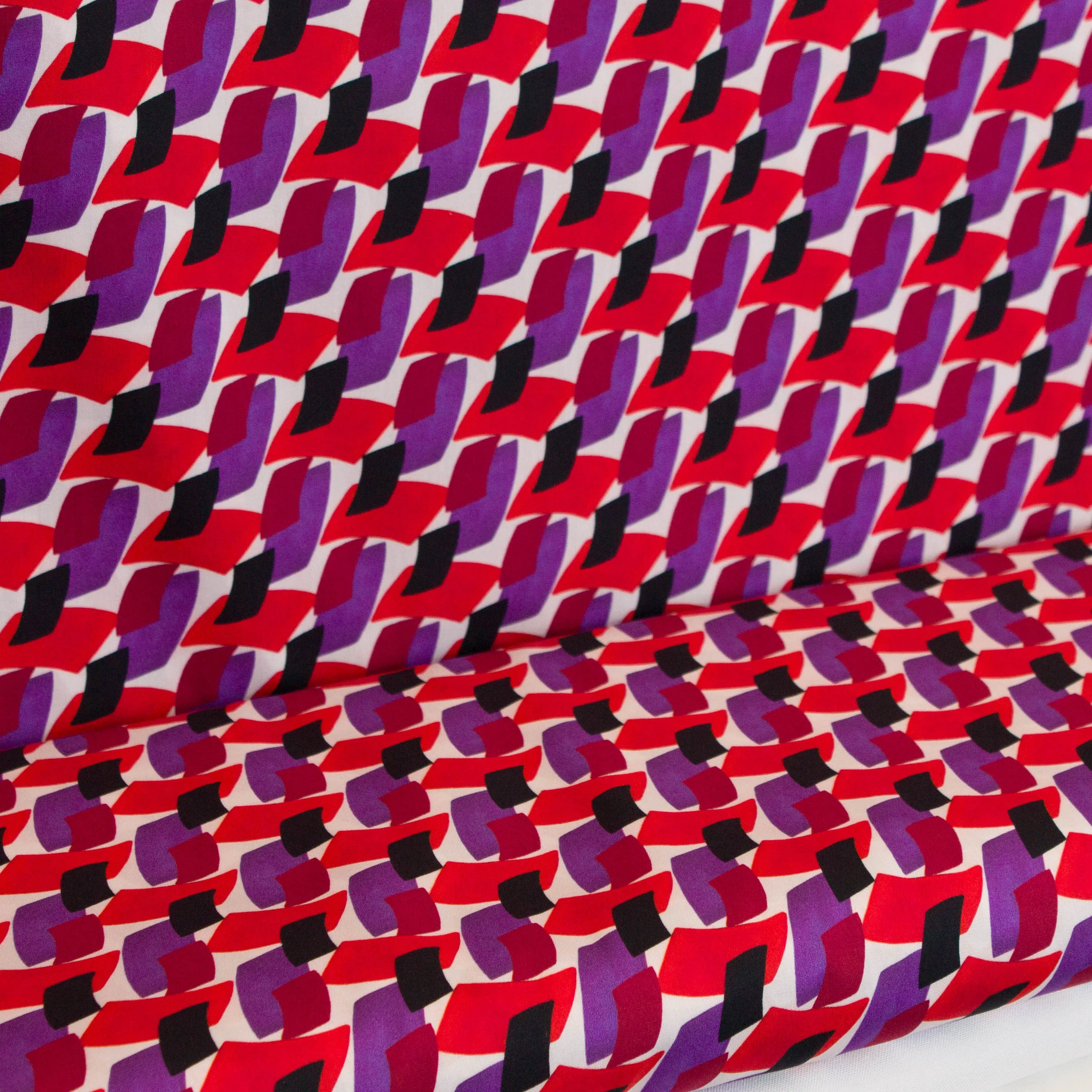 Italiaanse katoen rood paars en zwart geometrische print - Alta Moda