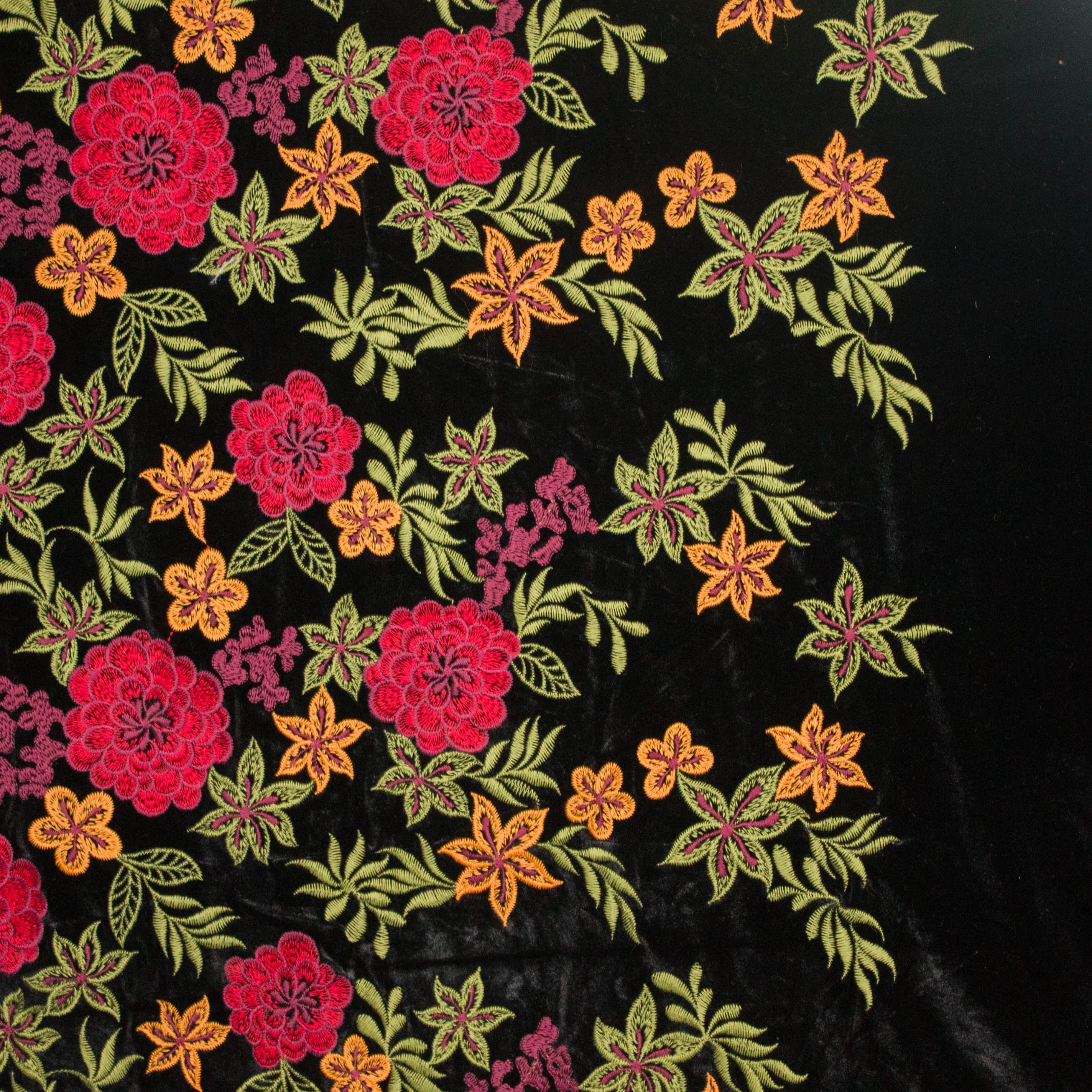 Zwarte fluweel met bloemen