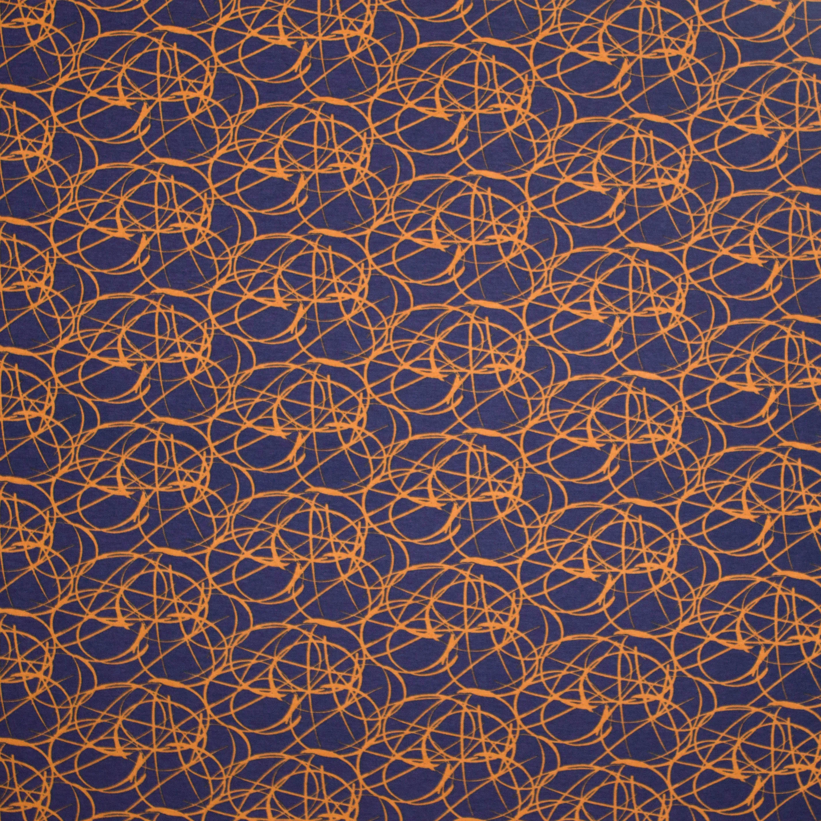Aubergine viscosetricot met oranje cirkelmotief