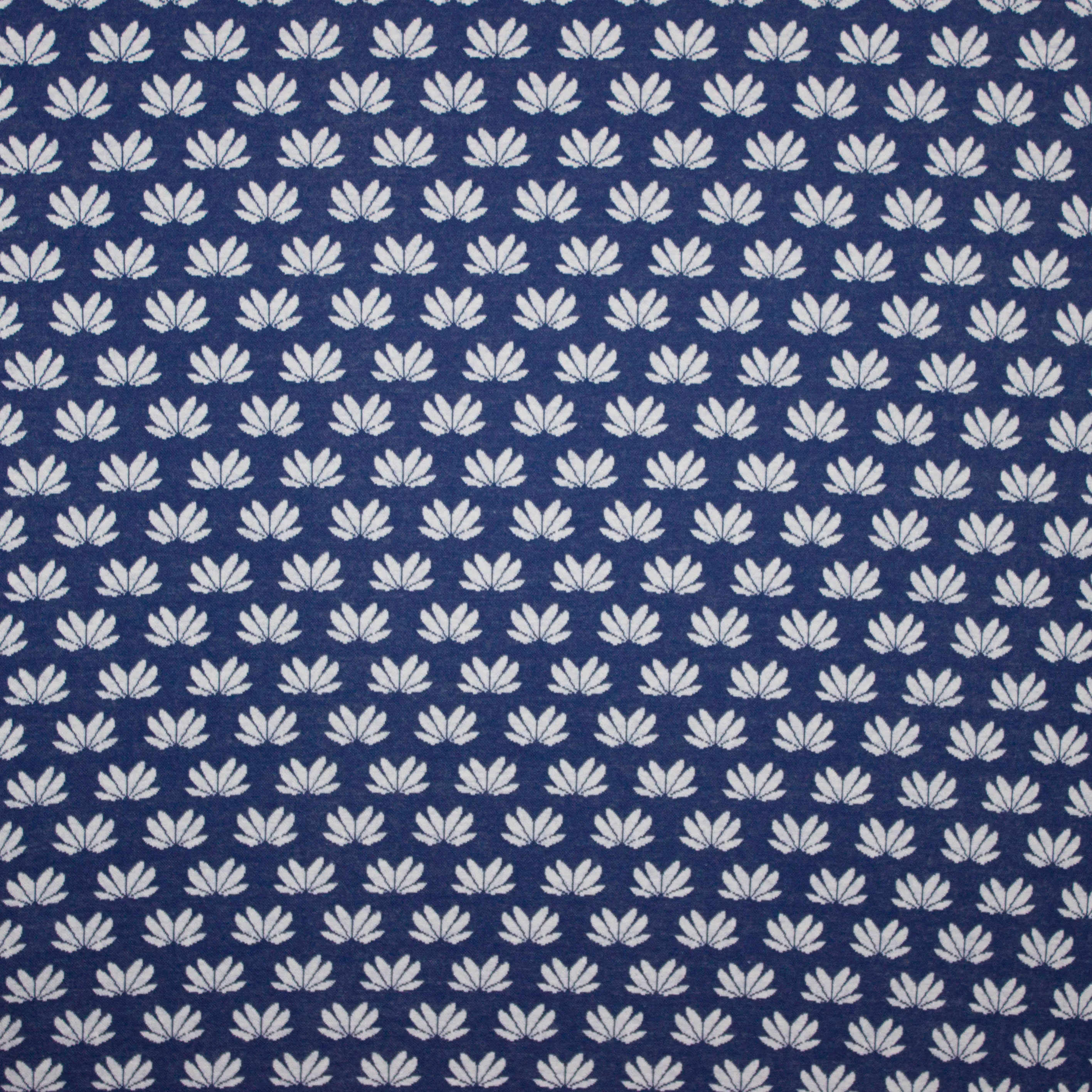 Blauwe jacquard met witte bloem