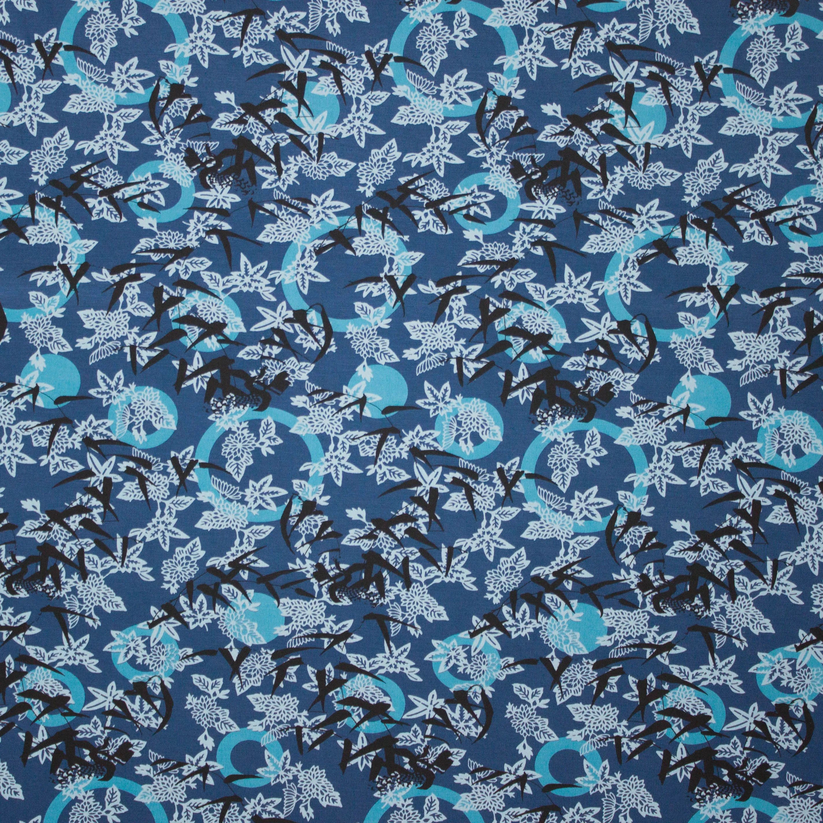 blauwe viscosetricot met bloemen