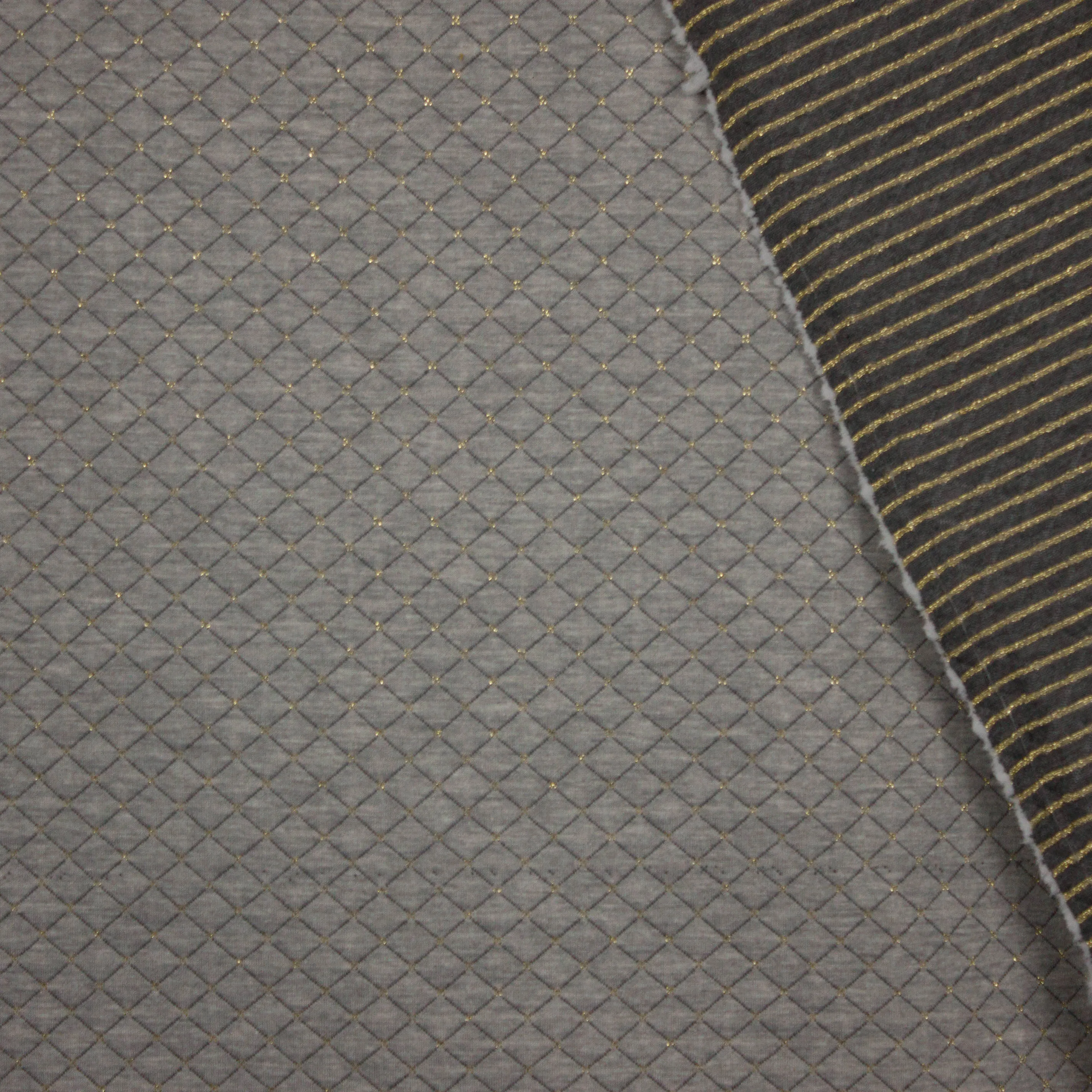 Sweaterstof in grijs met quiltmotief in goud