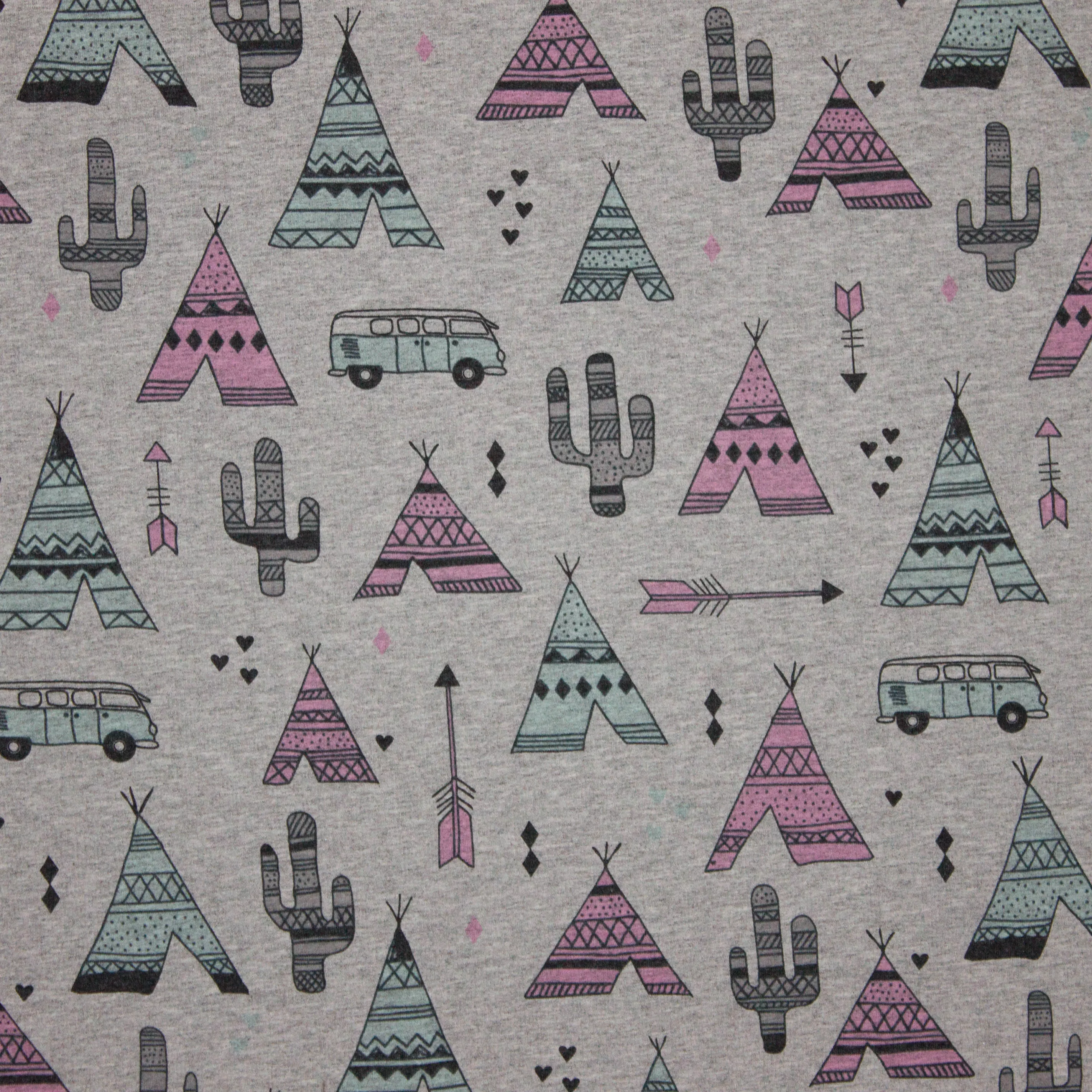French terry lichtgrijs met tenten, pijlen, busjes en cactussen (roze en blauw)