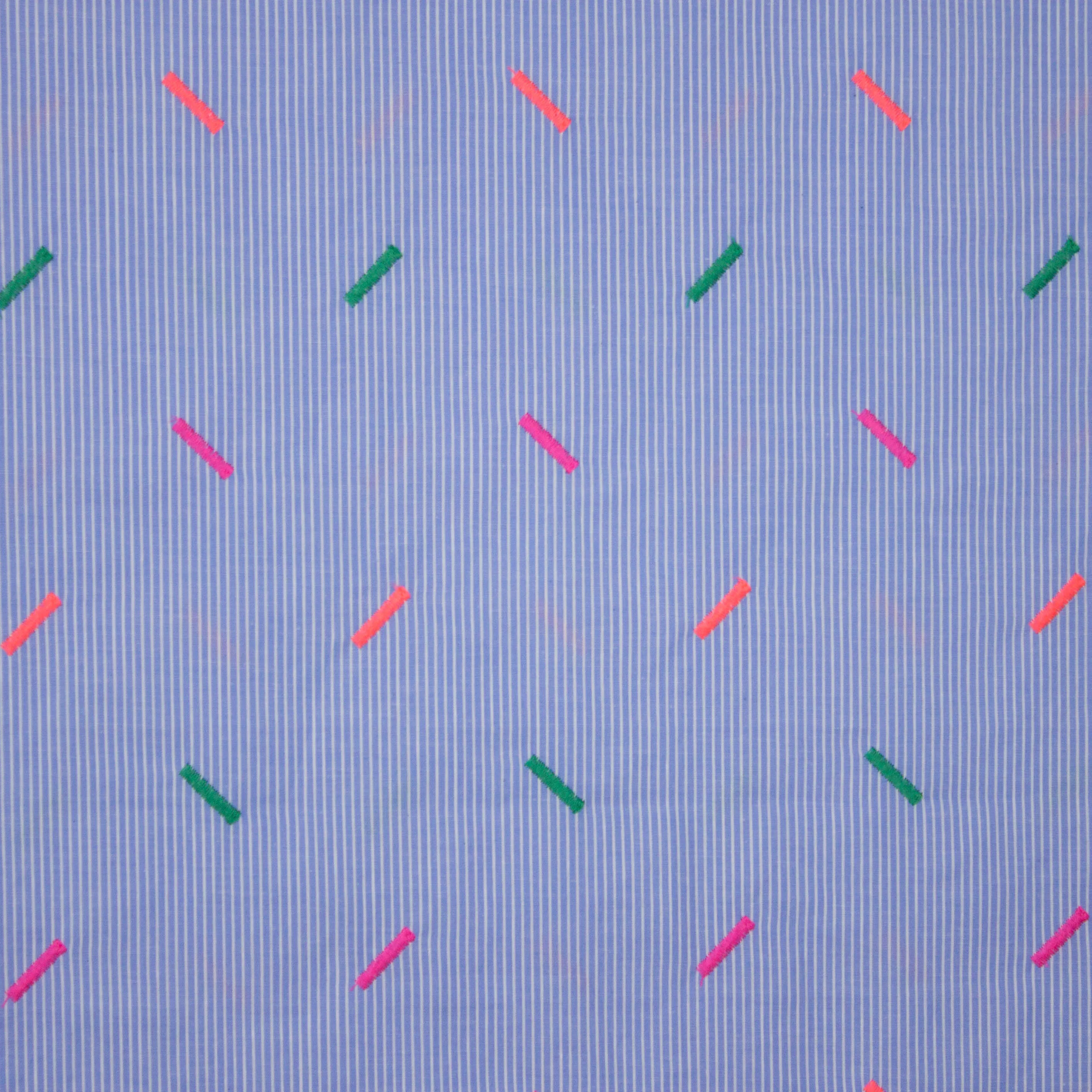 Lichte blauwe katoen met witte streepjes en gekleurd detail