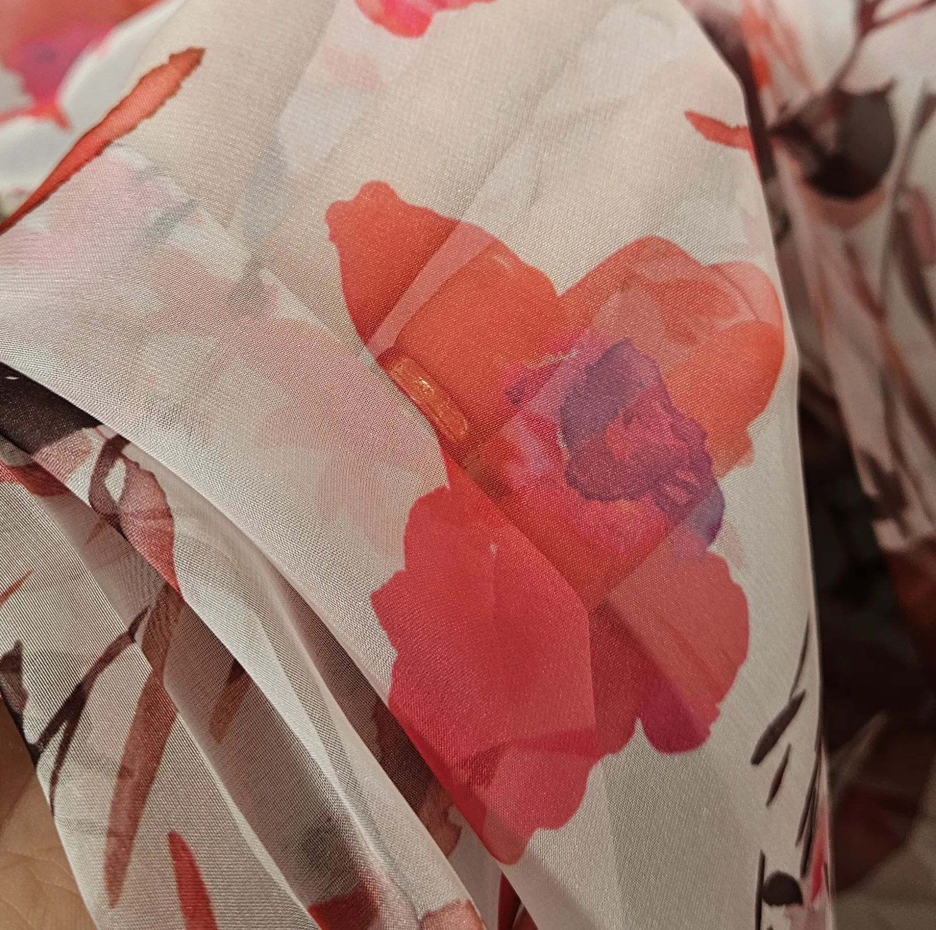 Chiffon wit met fuchsiabloemen - Lorré