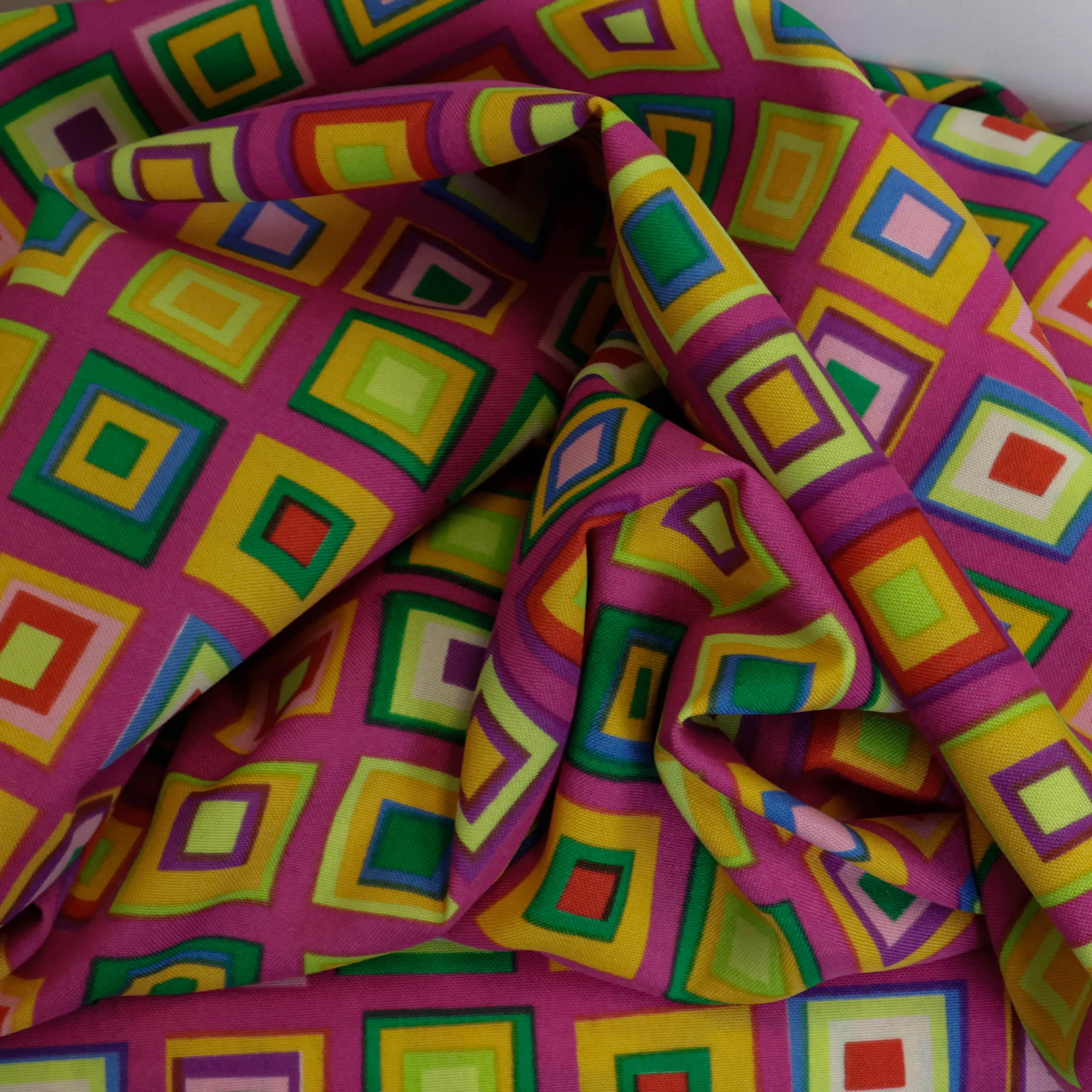 Polyester fuchsia met gekleurde vierkantjes