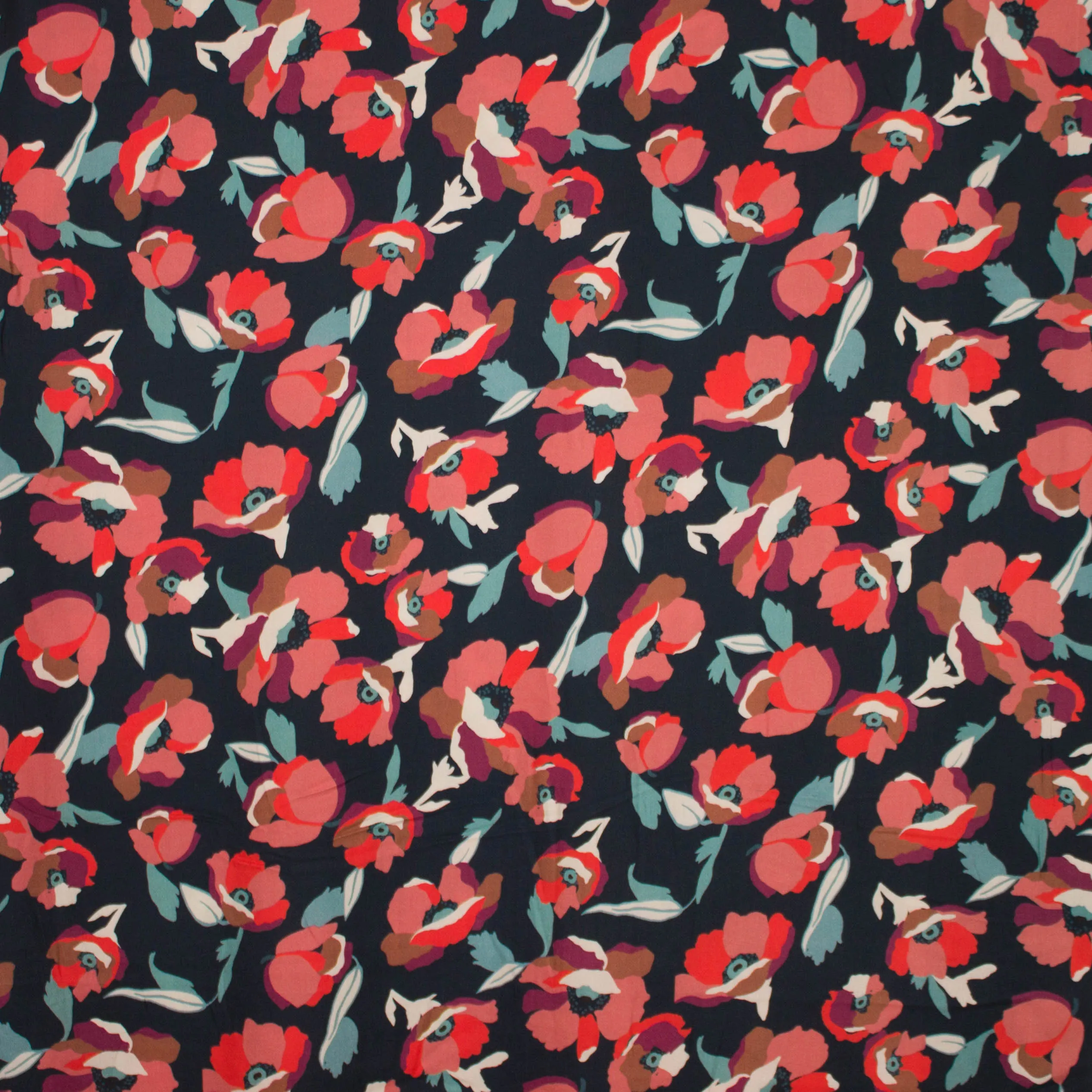 Donkerblauwe Italiaanse viscose met bloemen