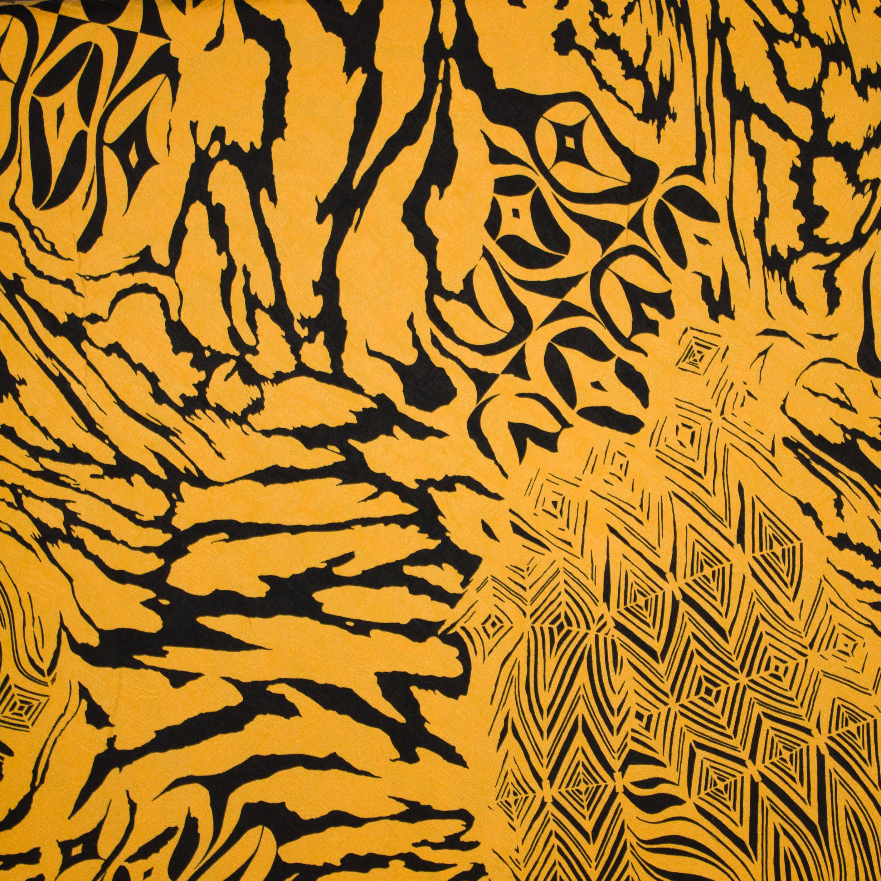 Okergele viscose met zwarte abstracte print