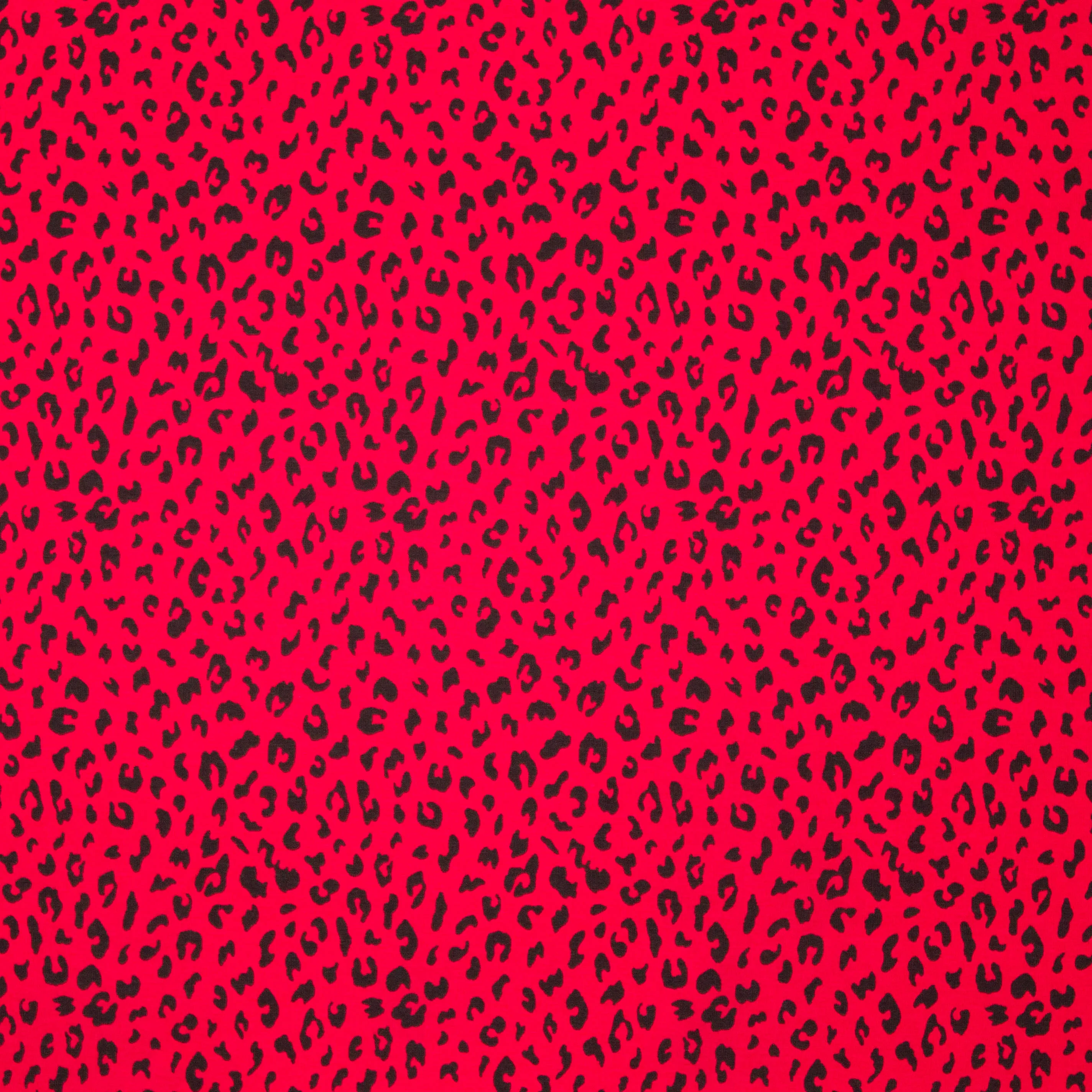 Rode tricot met zwarte pantervlekjes