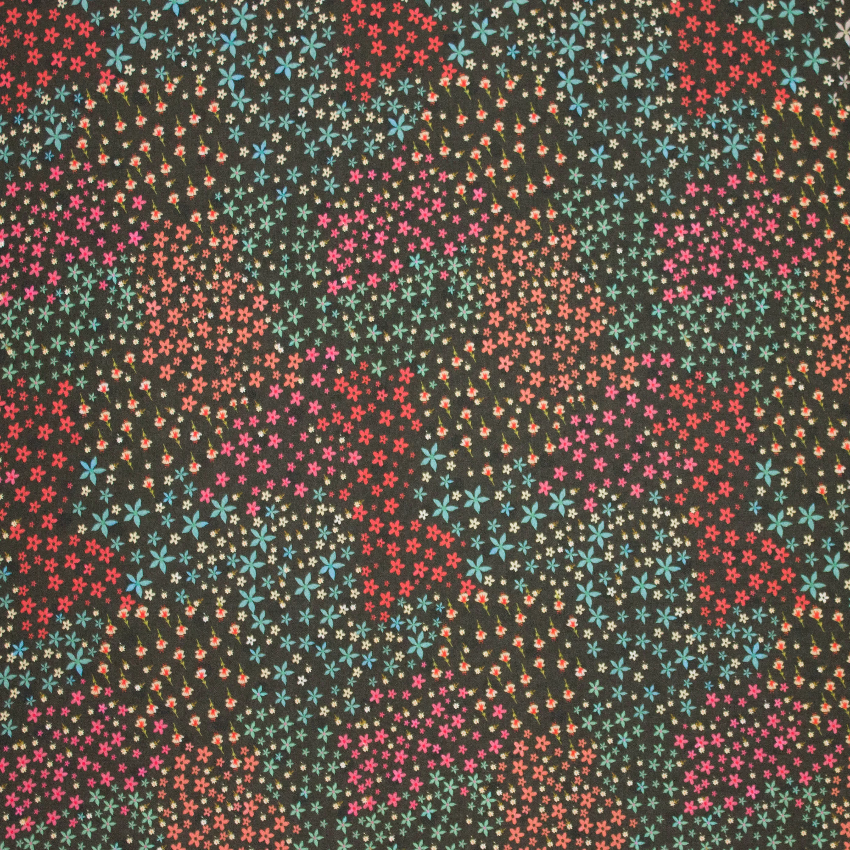 Bruine Italiaanse viscose met bloemen motief