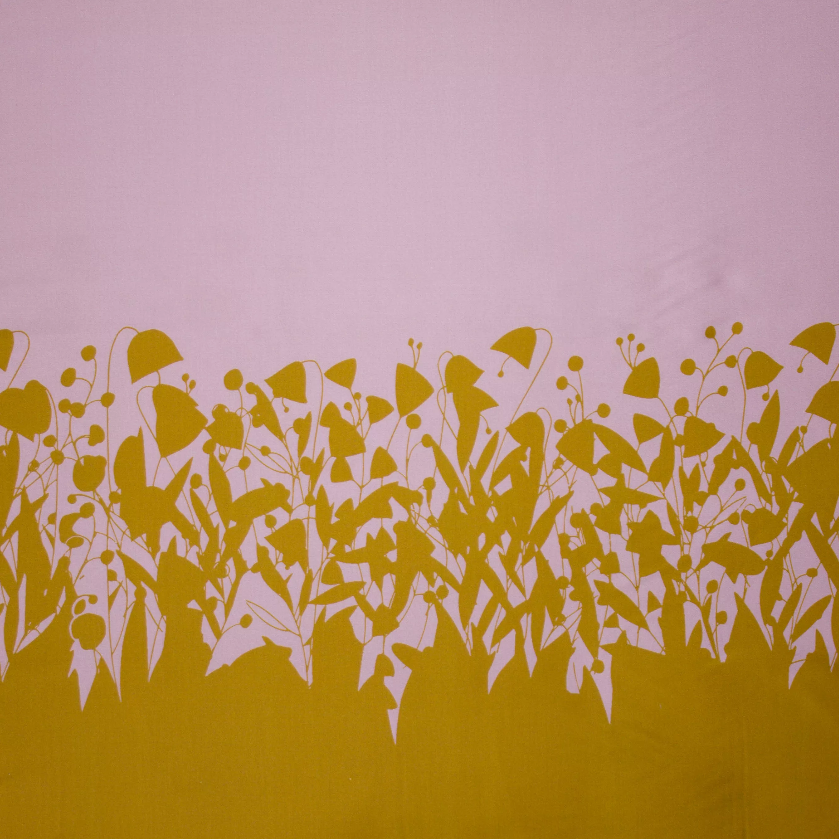 Gesatineerde katoen in roze met okergele bloemenprint van 'Cherry Picking'