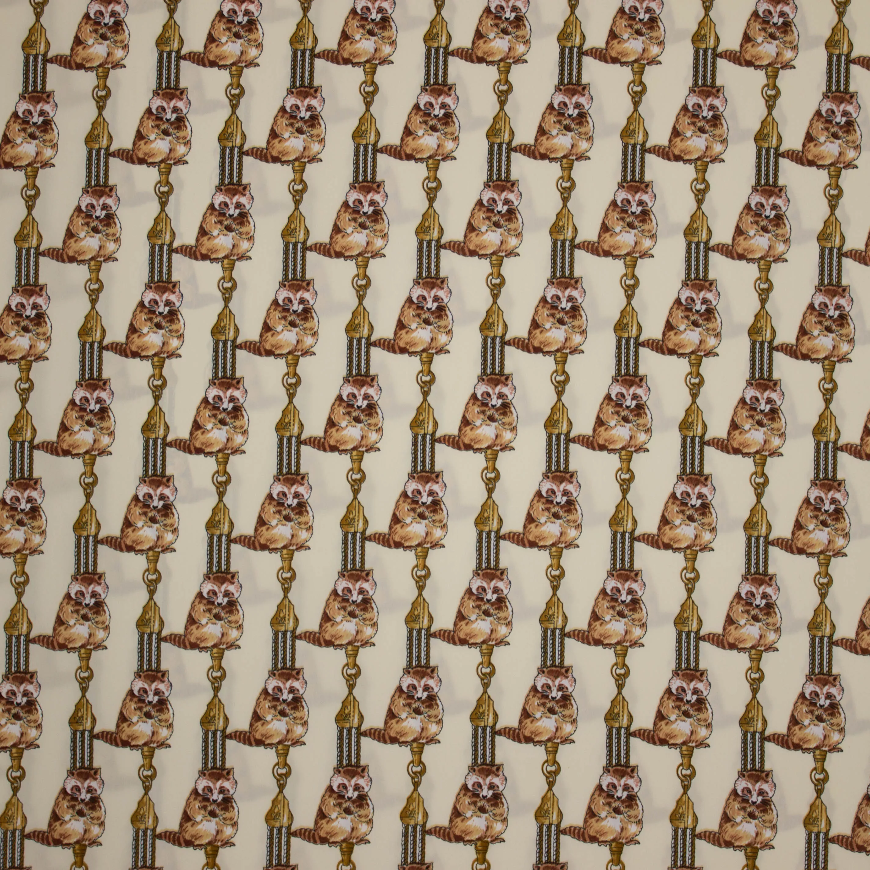 Beige polyester met wasbeer motief